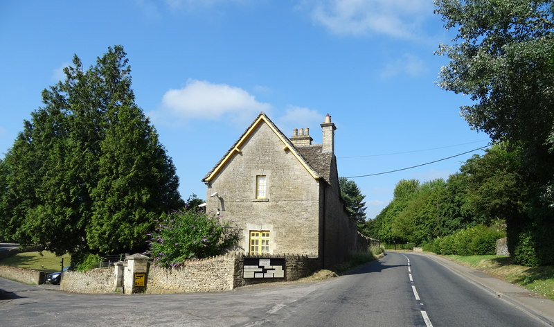 File:Middle Lodge, Pinkney Park - geograph.org.uk - 6246830.jpg