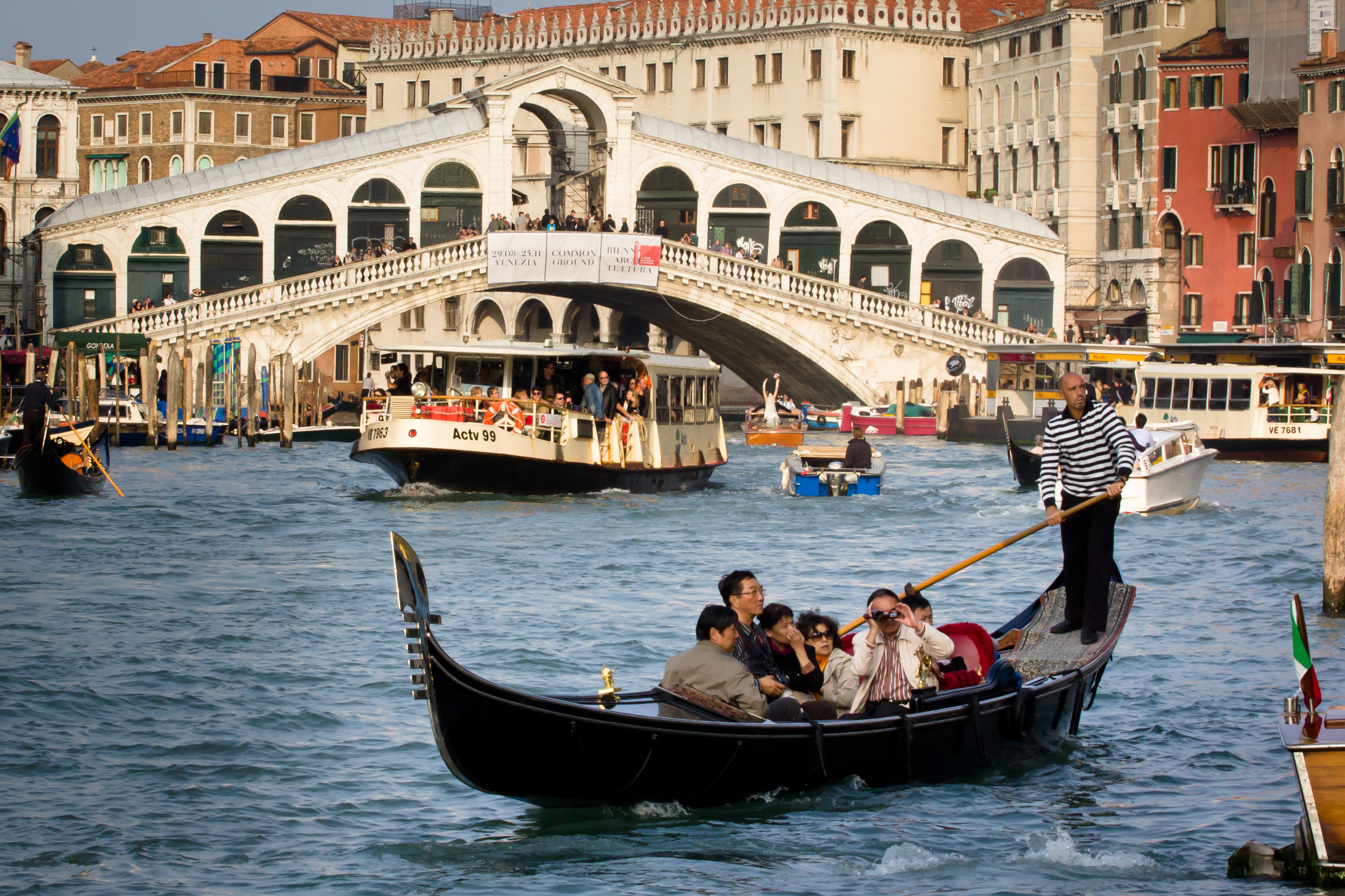 Visiting italy. Италия туризм Венеция. Венеция мост Риальто история. Италия туристы Венеция. Венеция мост Сан Марино.