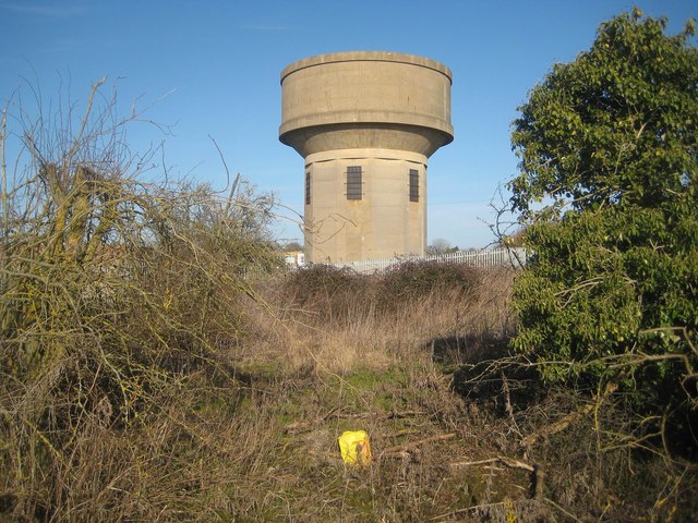 File:Roade, Water tower on Ashton Road - geograph.org.uk - 4345897.jpg