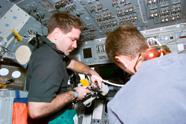 File:S81E5406 - STS-081 - STS-81 crew on flight deck on flight day 3 - DPLA - 1cbb31dd8f76507bce489f52a5796518.jpg