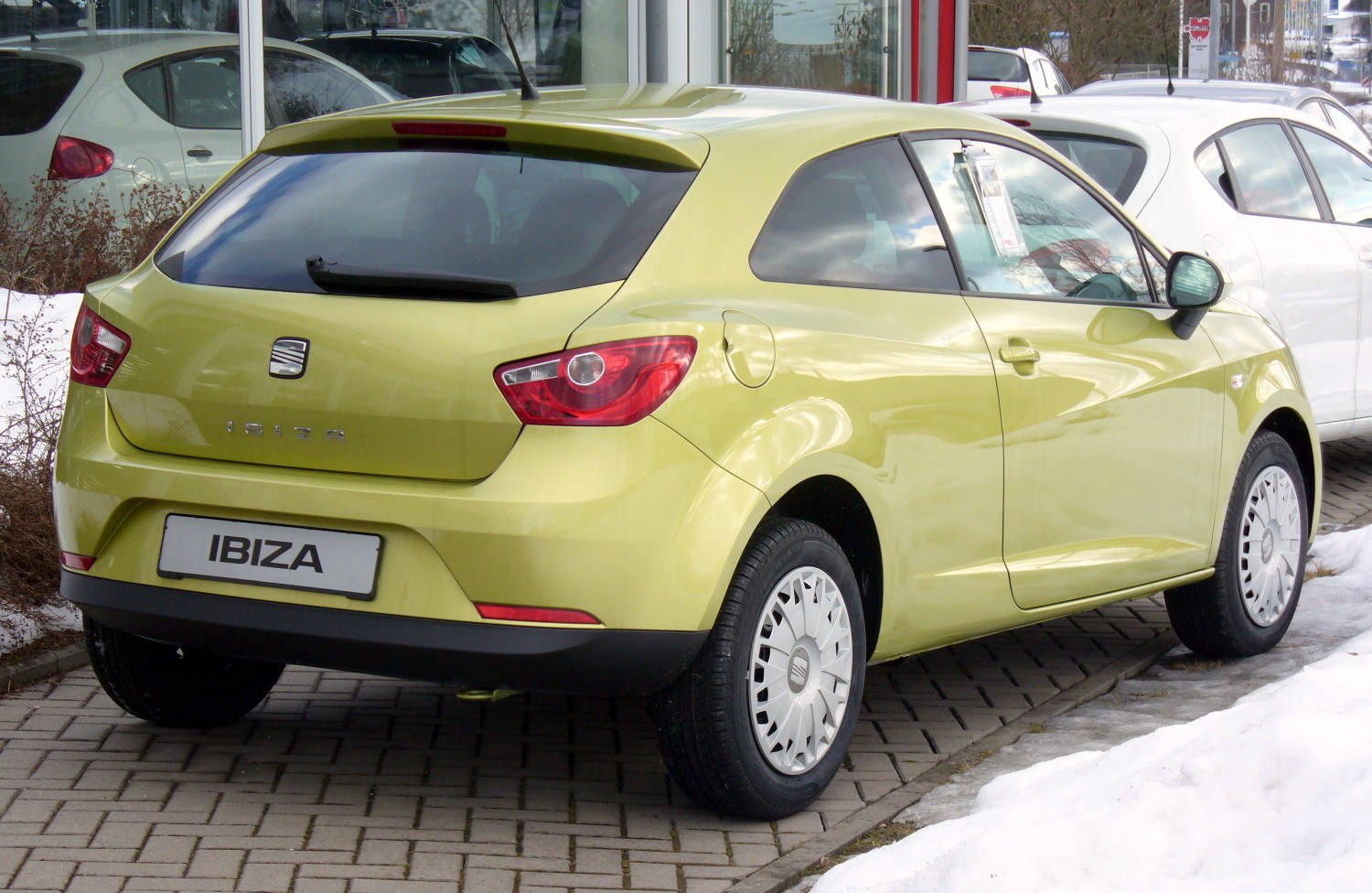 https://upload.wikimedia.org/wikipedia/commons/f/fb/Seat_Ibiza_6J_SC_Stylance_Citrus_Heck.JPG