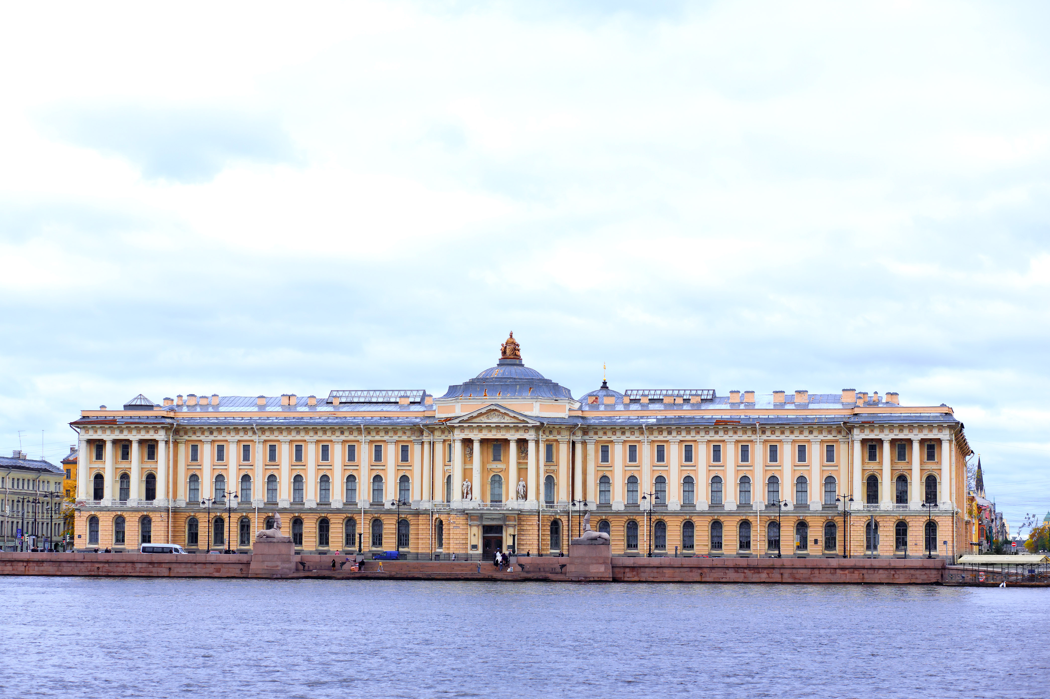 Санкт петербург художеств. Здание Академии художеств в Санкт-Петербурге. Императорская Академия художеств в Санкт-Петербурге. Здание Академии художеств в Петербурге. Здание императорской Академии художеств в Петербурге.