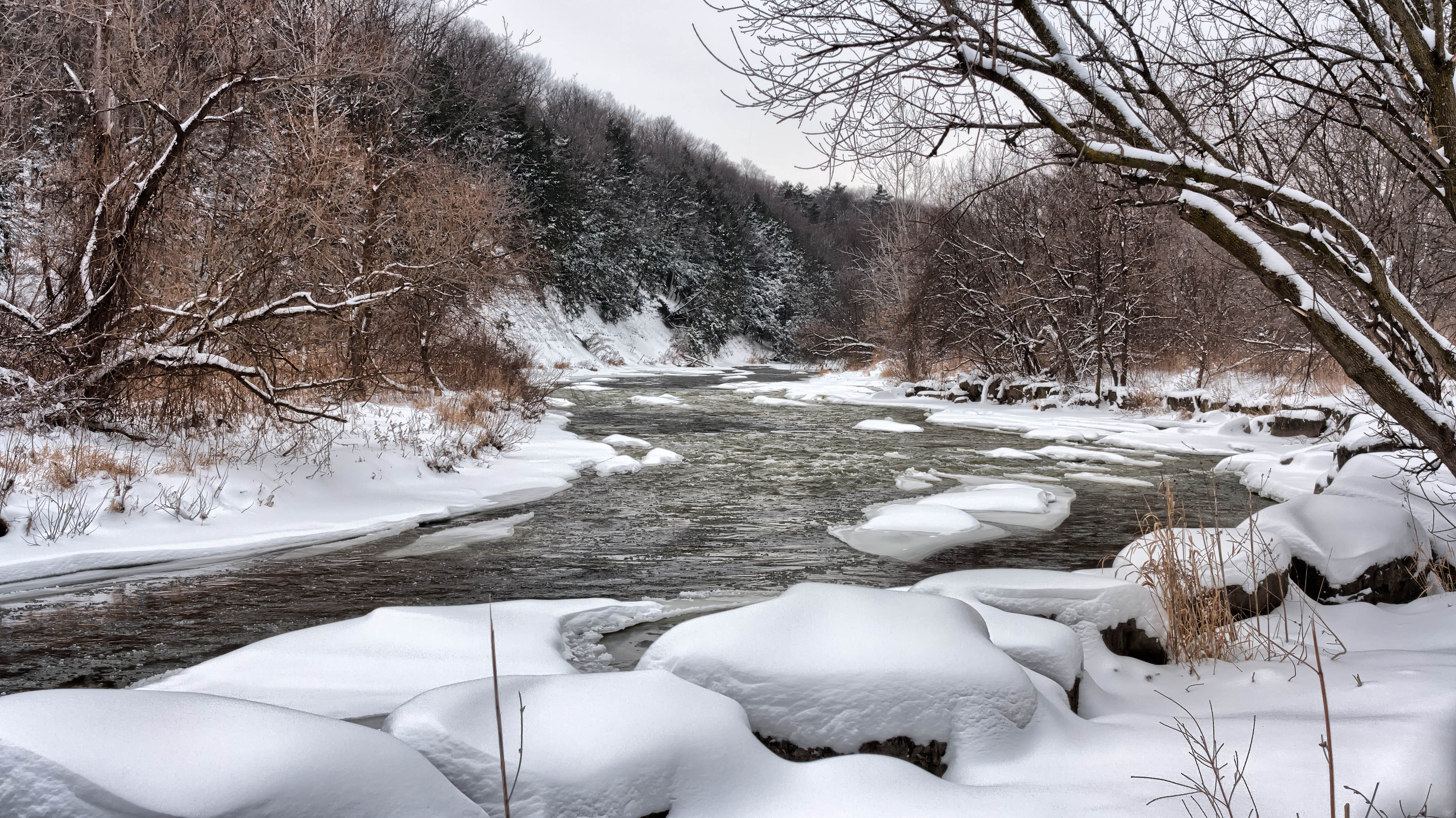 Snow last winter. Природа зимой. Снег на берегу реки. Зимний лес. Берег реки в снегу.