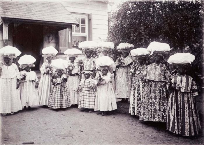 File:Tropenmuseum Royal Tropical Institute Objectnumber 60046983 Portret van een groep Creoolse vrouwe.jpg