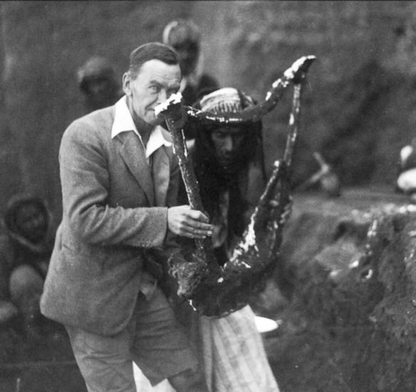 Leonard Woolley Woolley_holding_the_hardened_plaster_mold_of_a_lyre