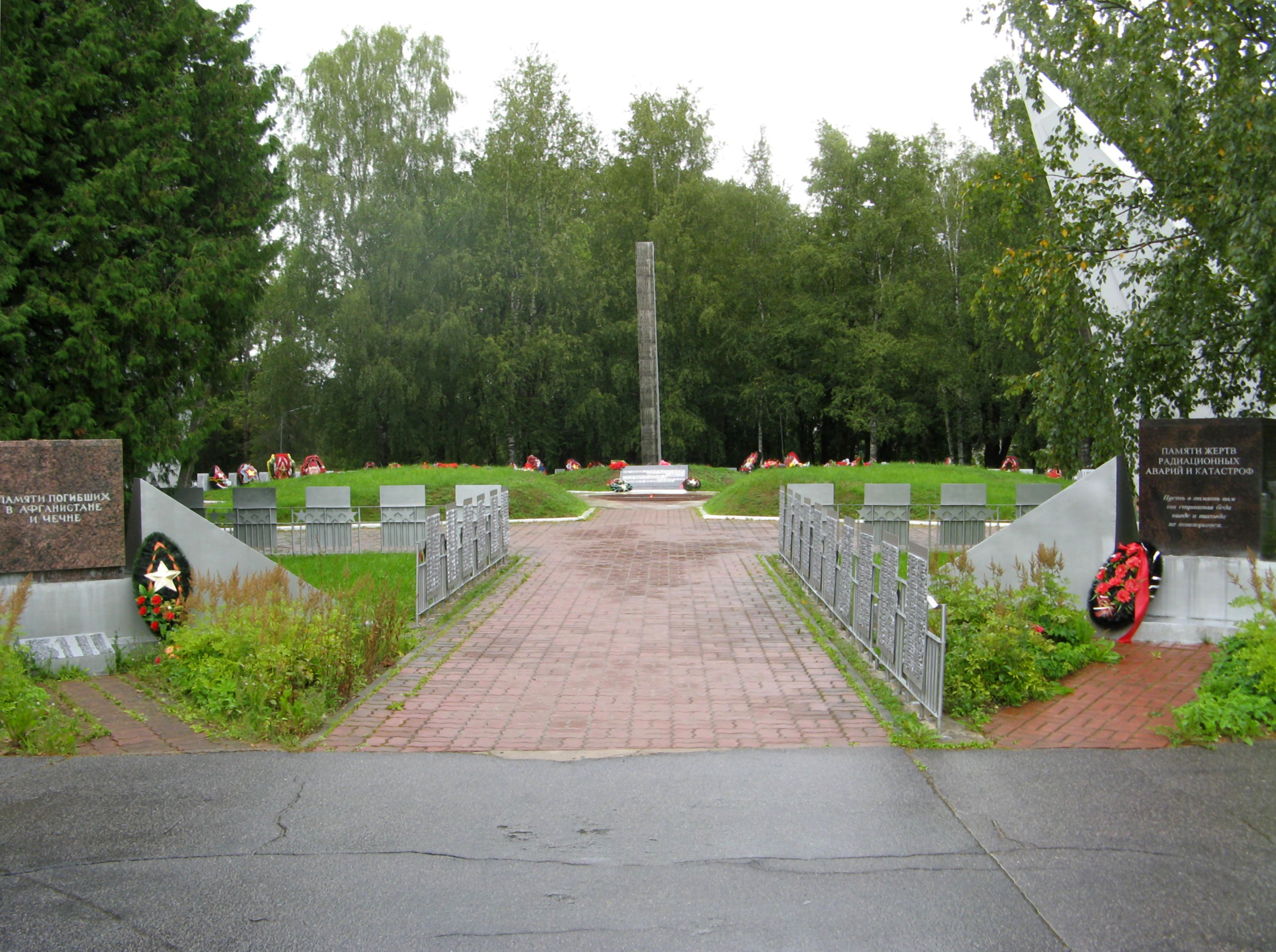 Город памяти павших. Мемориал памяти павших Кириши. Братский мемориал «памяти павших». Братский мемориал «памяти павших» Кириши. Братское захоронение Кириши.