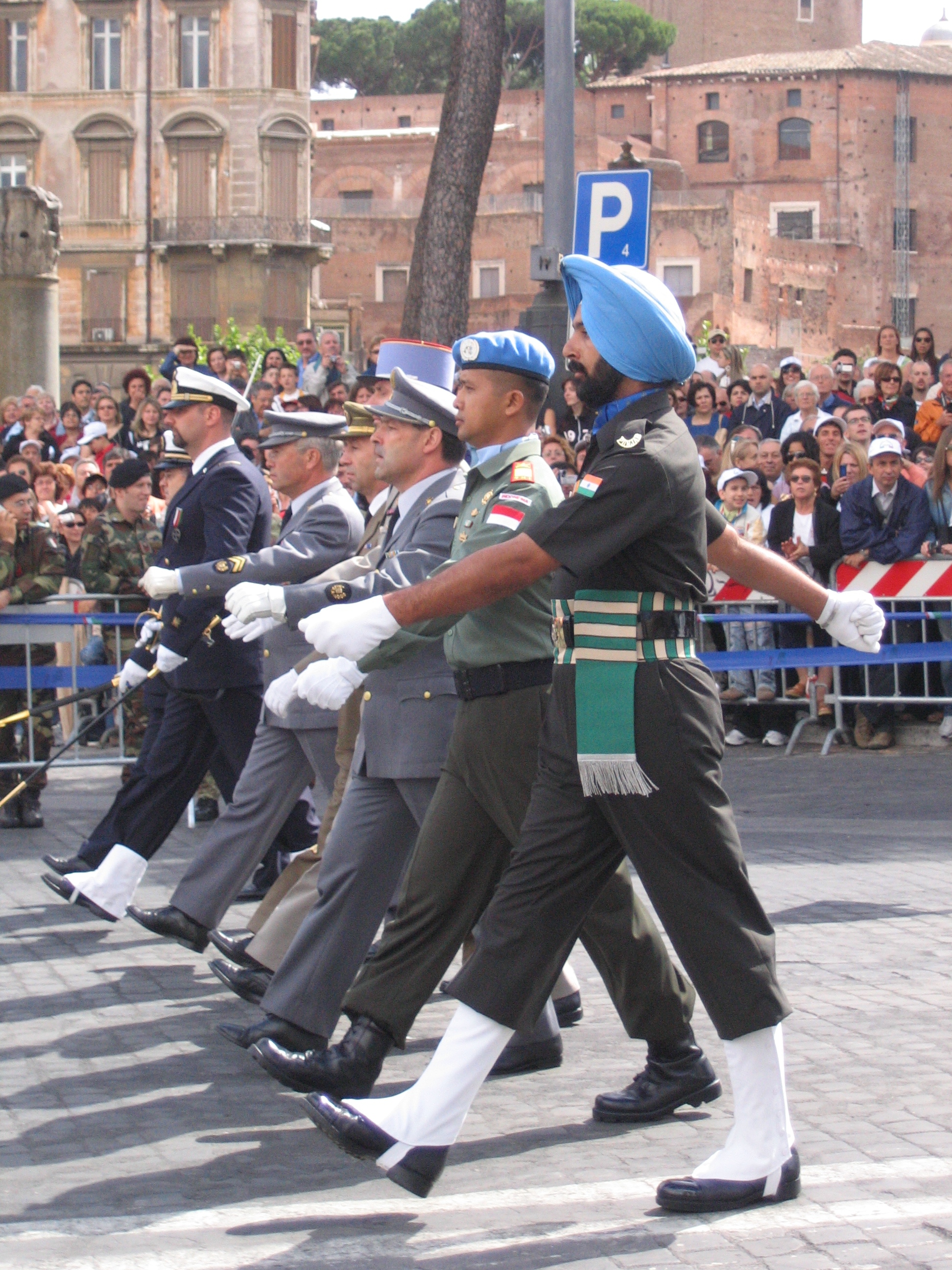 Military uniform - Wikipedia