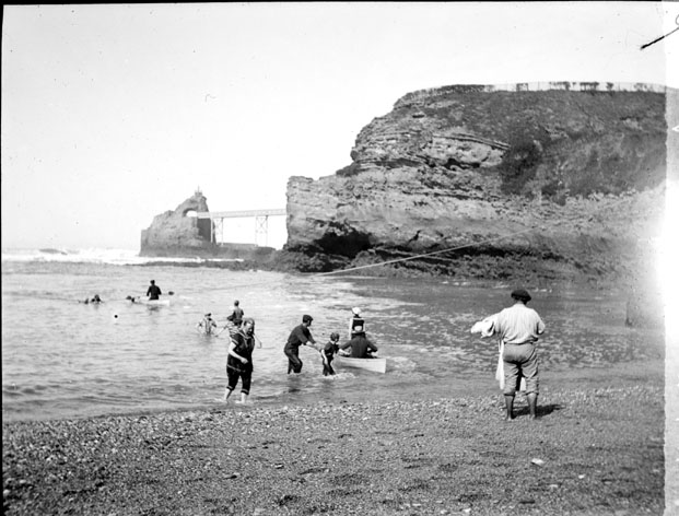 File:Au port vieux, Biarritz, octobre 1891 (6025689040).jpg