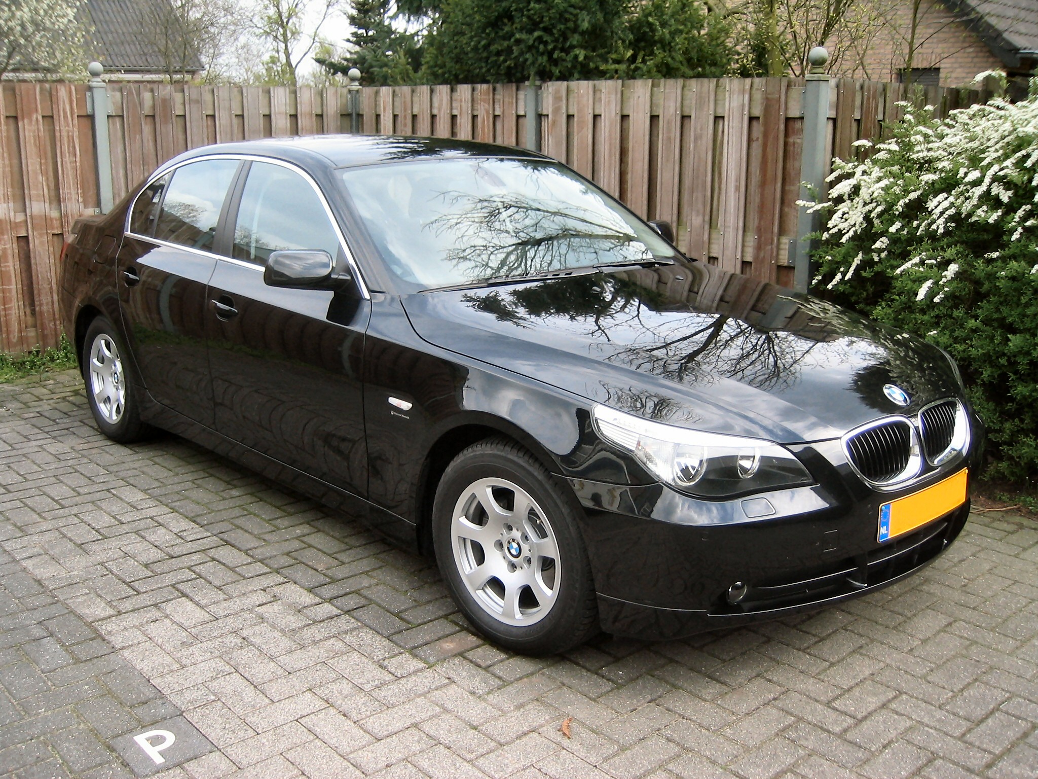 File:BMW 5er-E60.jpg - Wikimedia Commons