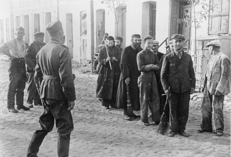 File:Bundesarchiv Bild 183-E10855, Polen, Juden zur Zwangsarbeit befohlen.jpg