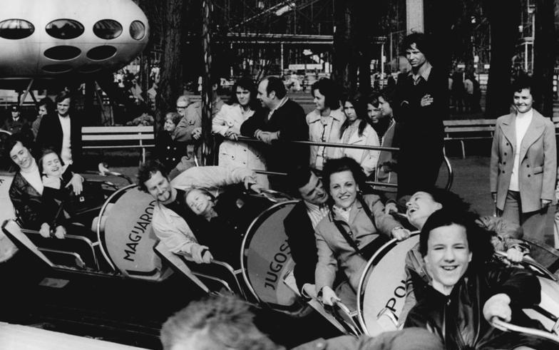 File:Bundesarchiv Bild 183-N0331-0028, Berlin, Kulturpark Plänterwald, Bobbahn.jpg