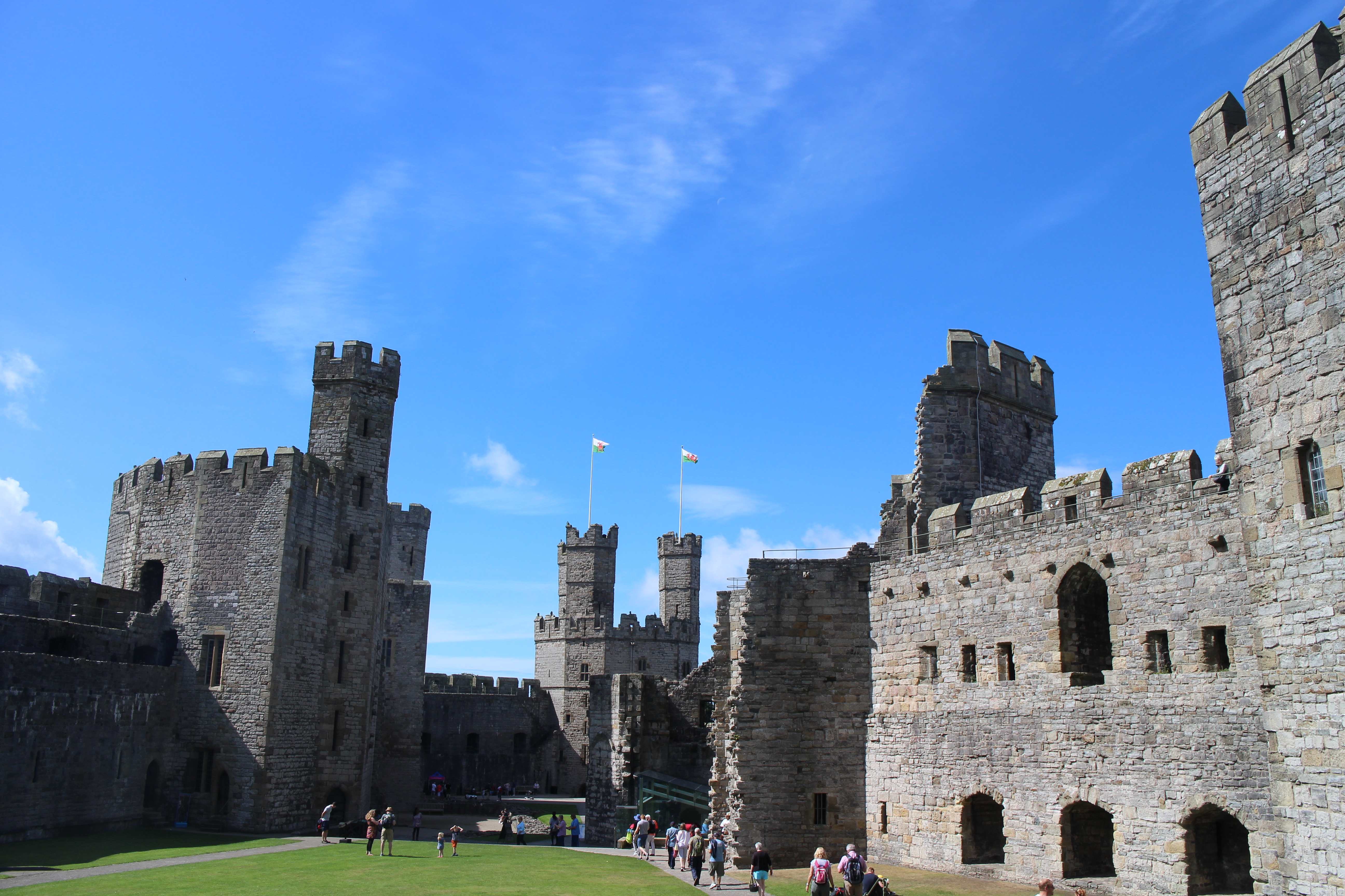 Caernarfon castle. Замок Карнарвон. Замок Карнарвон Великобритании. Замок Карнарвон: сердце девяти башен. Замок Кэрнарфон в Гвинеде, Уэльс.