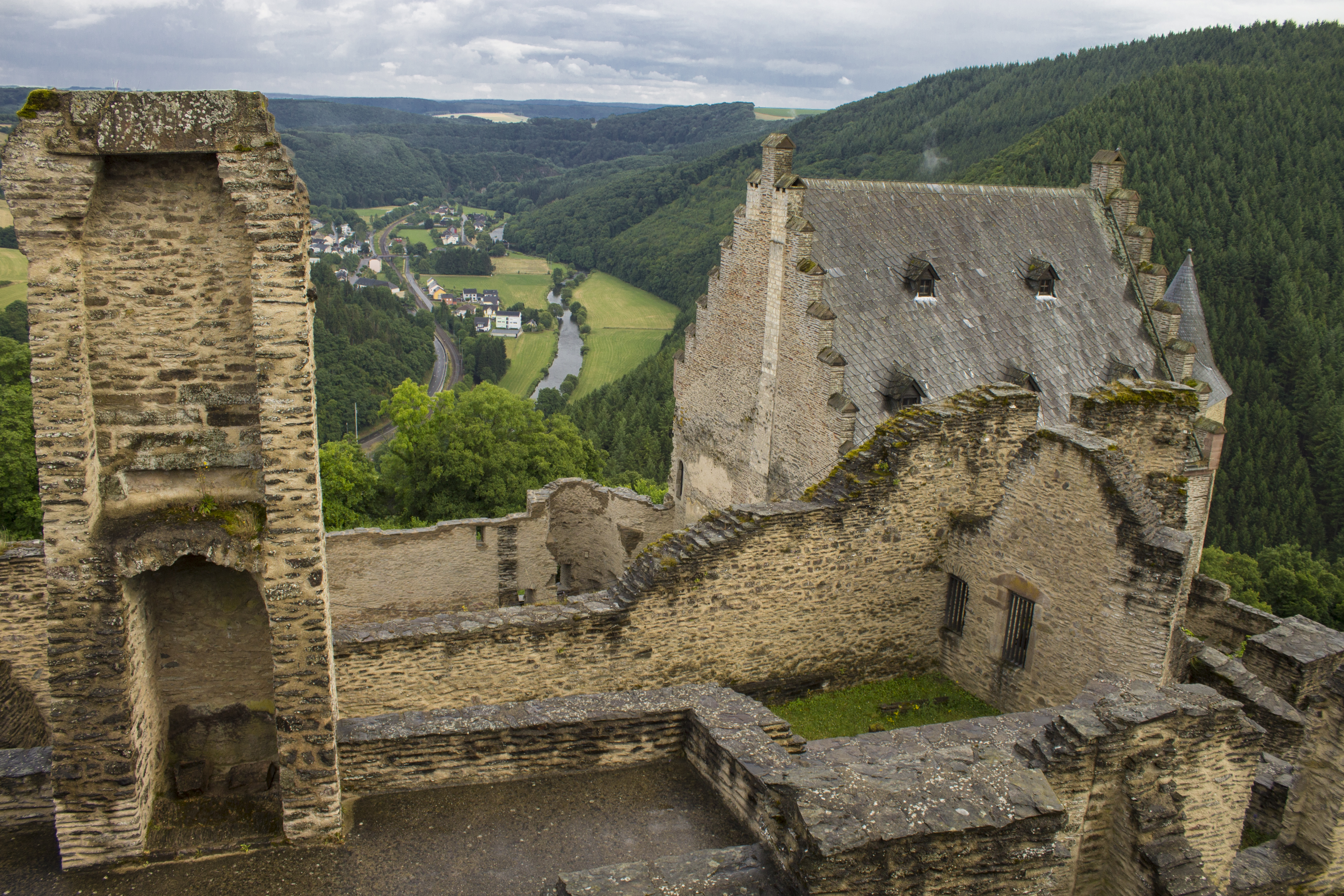 Семерки замка. Замок Bourscheid Castle. Буршайд Люксембург. Замок Вианден Люксембург. Замок анзенбург Люксембург.