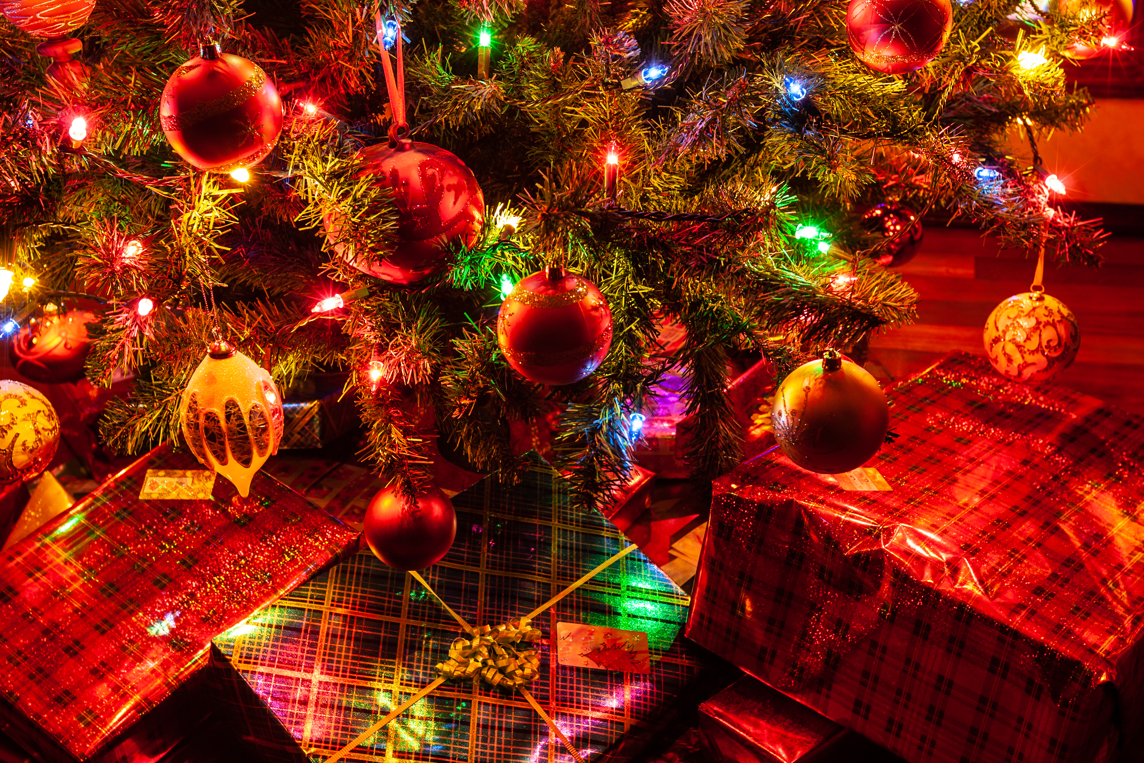 Mùa Giáng sinh không thể thiếu cây thông Noel và những quà tặng. Những hình ảnh đầy màu sắc và ý nghĩa này sẽ khiến bạn cảm thấy hạnh phúc và tươi vui. Hãy chiêm ngưỡng những chiếc găng tay ấm áp, những khăn quàng phong cách, và đặc biệt là những hộp quà được trang trí tới từng chi tiết nhỏ.