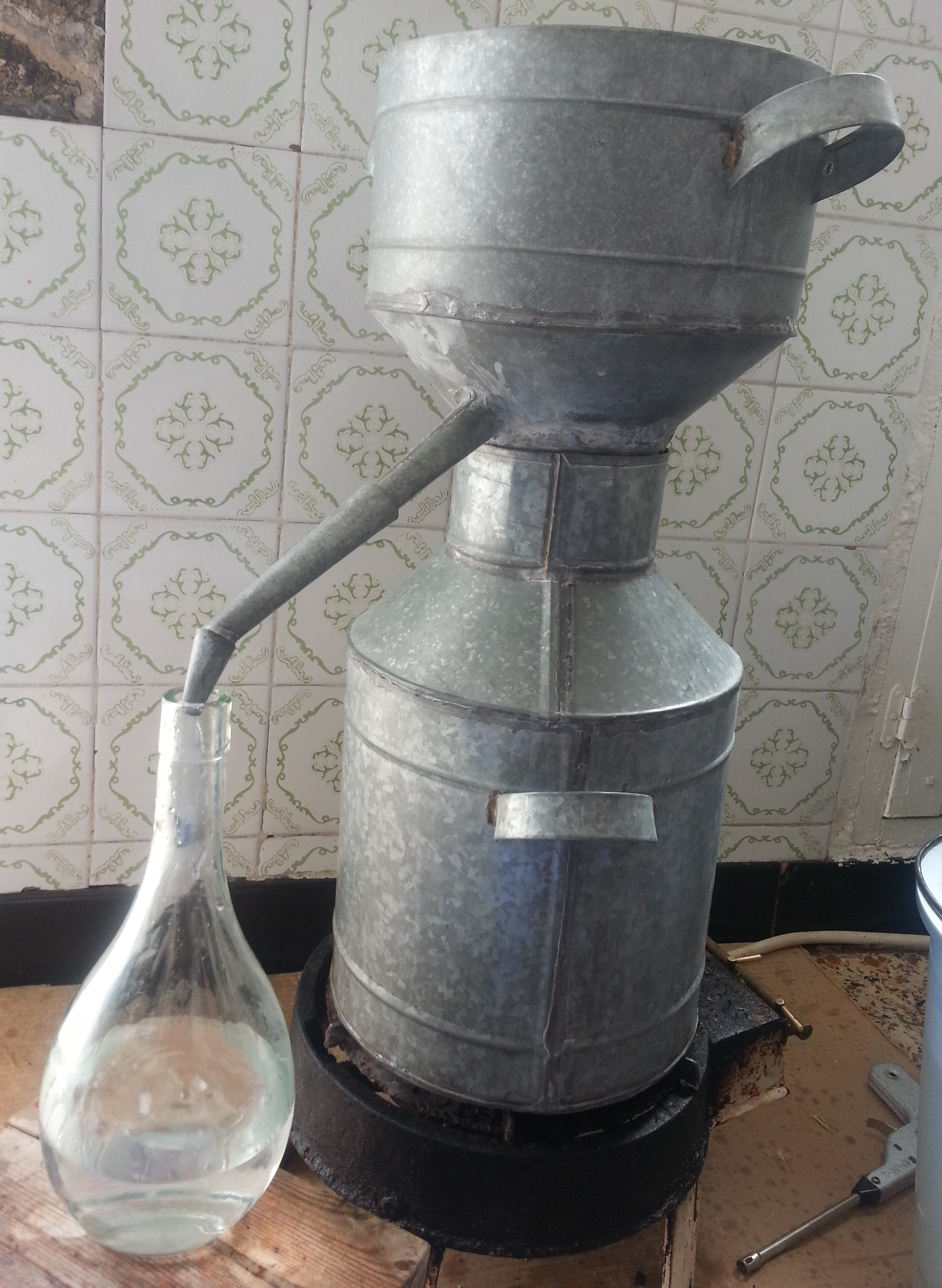 Agua de azahar: qué es, qué usos tiene en la cocina y dónde se