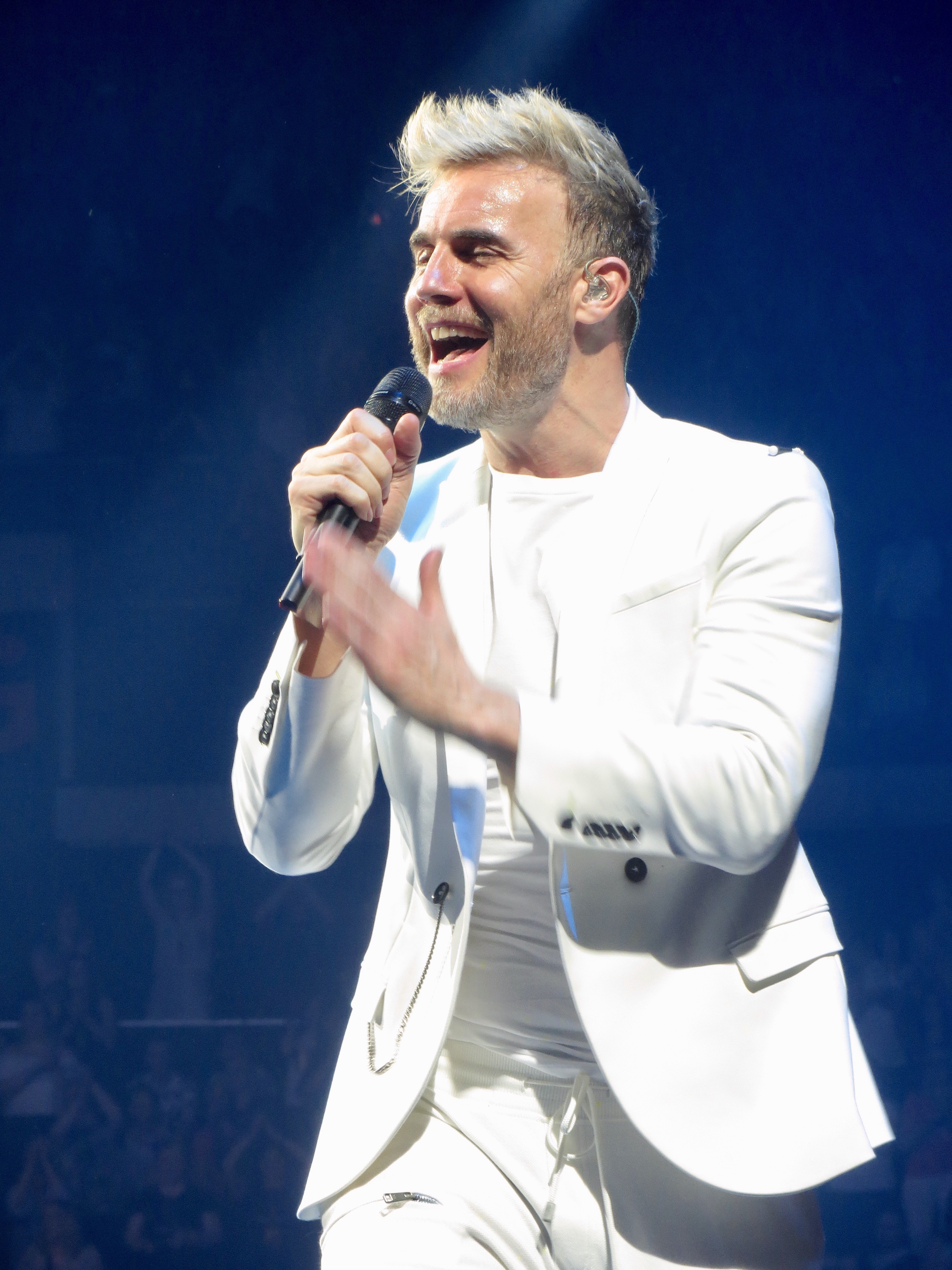 Barlow performing in Glasgow in 2017