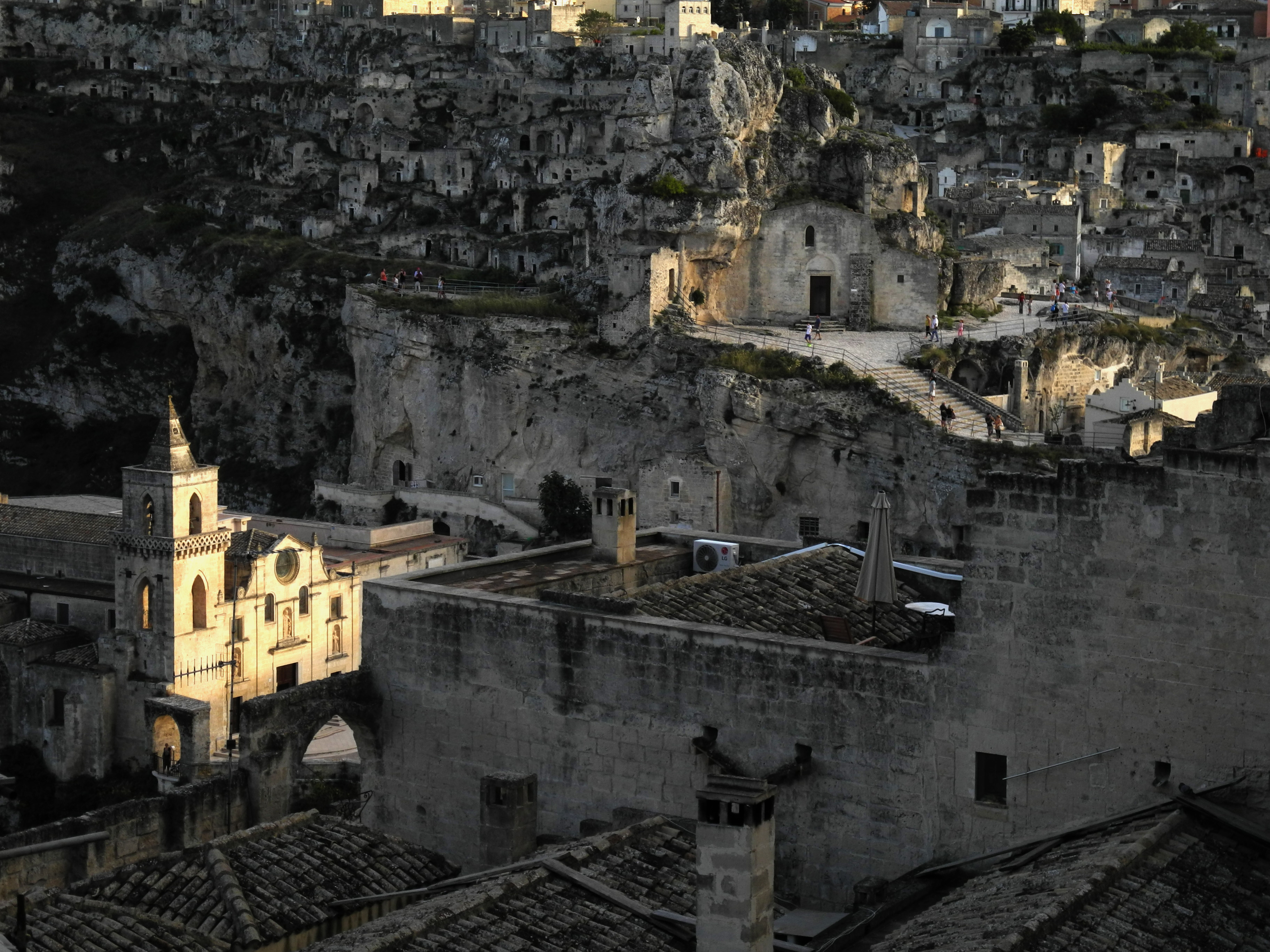 Матера кладбище. Матера вид сверху. Матера серый. Sassi di Matera столешница. Матера остров и деревня.