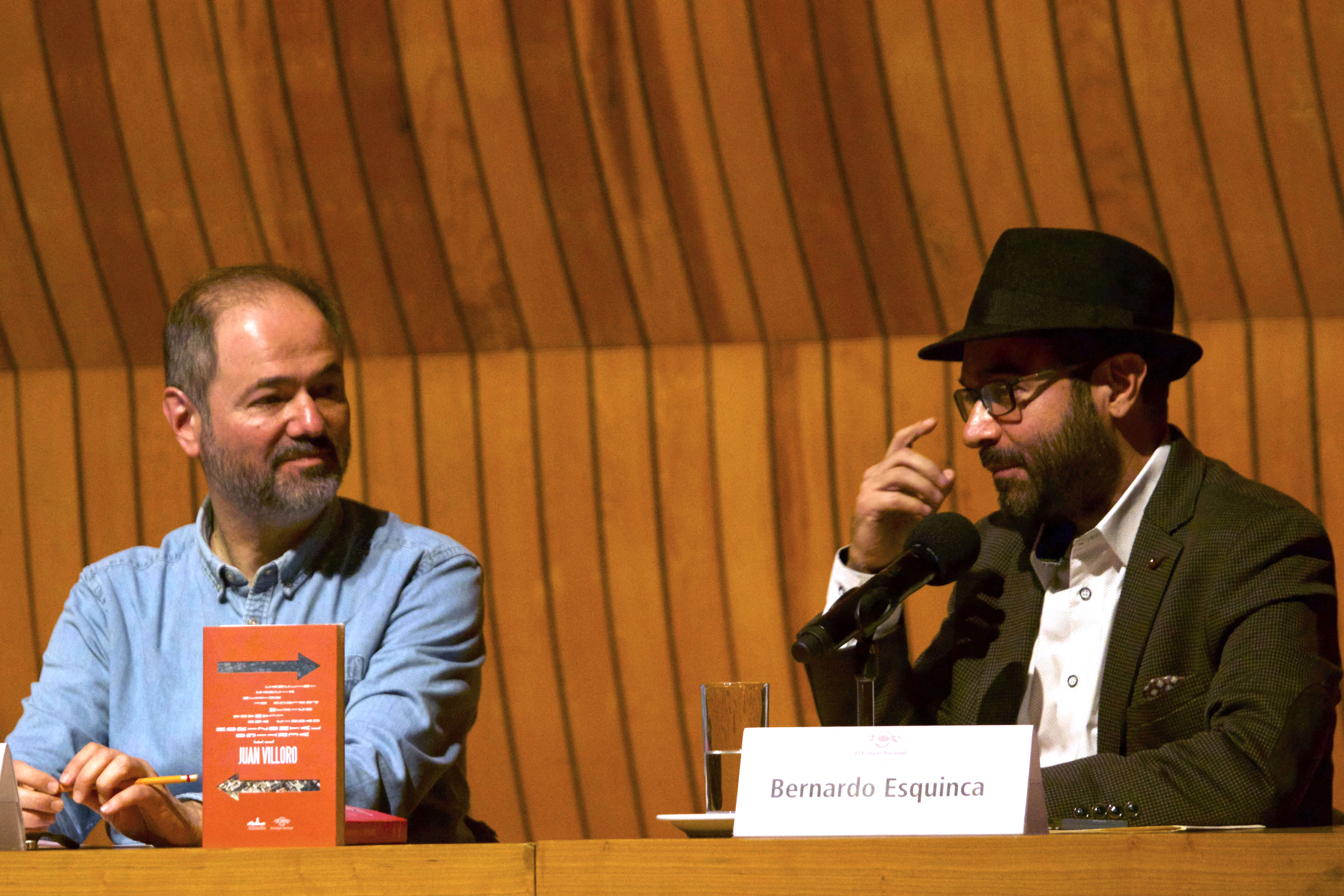 Bernardo Esquinca (derecha), durante la presentación de un libro de Juan Villoro, en 2018.