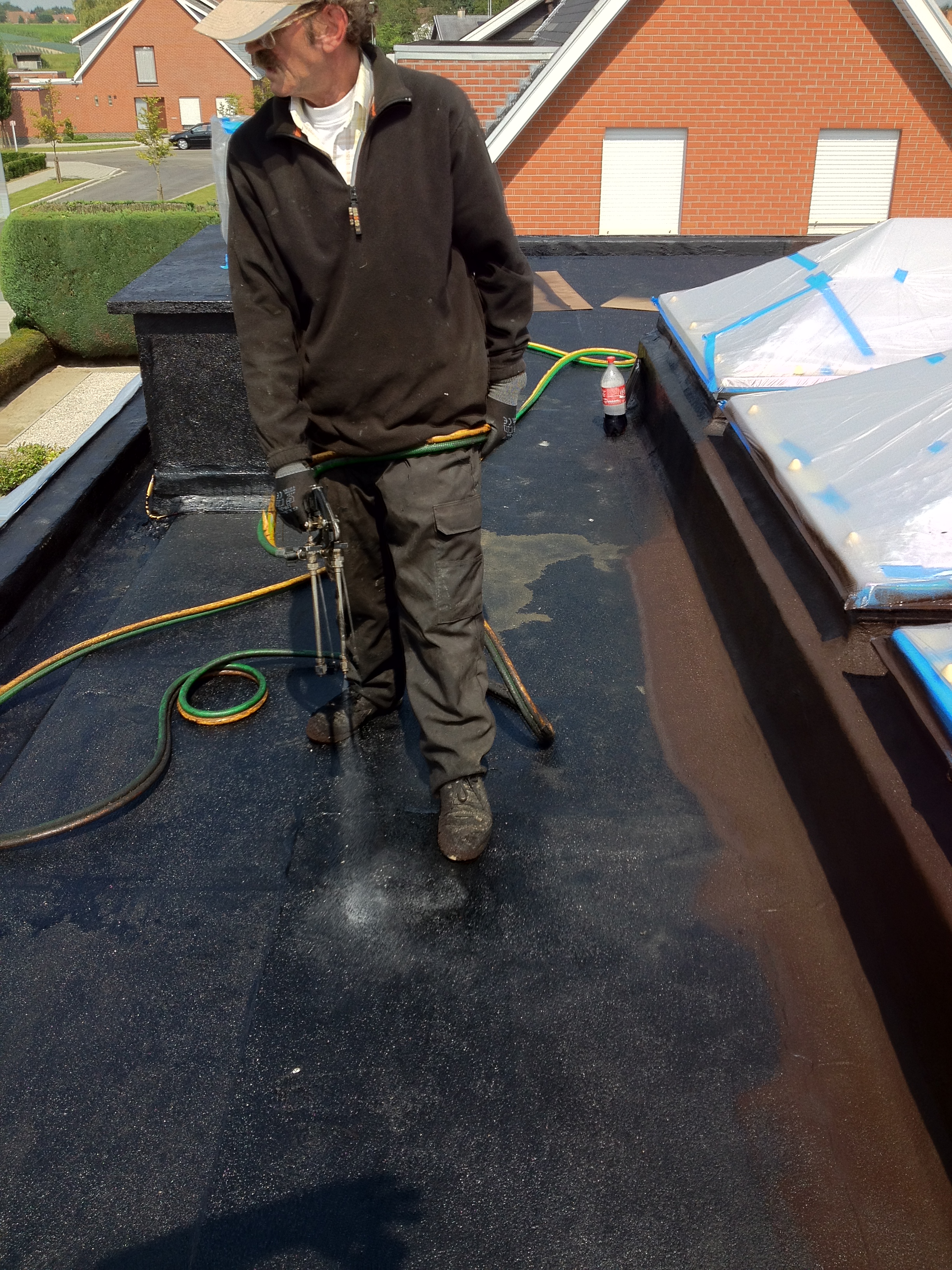 Liquid rubber flat roofing system for new flat roofs or roof repairs 