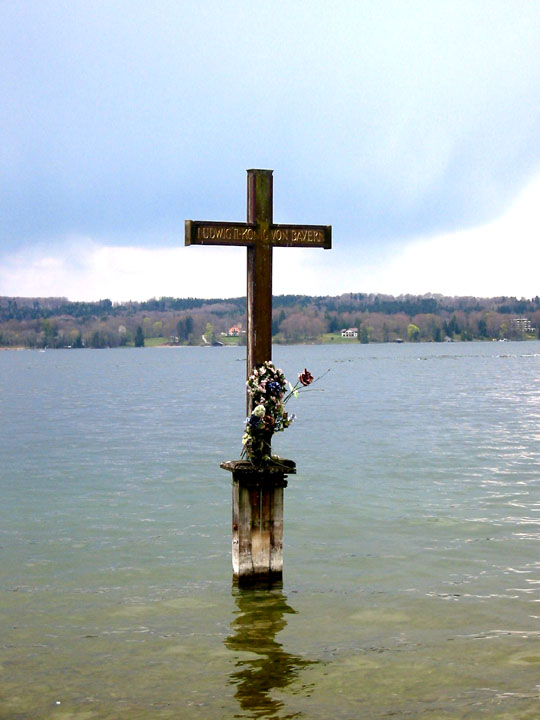 Ludwig_II_Memorial_Cross_Lake_Starnberg.jpg