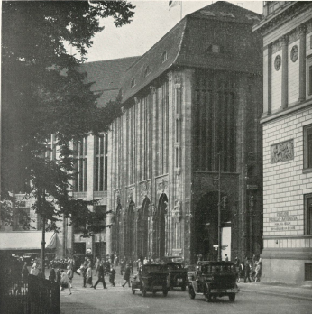 File:Mario von Bucovich Berlin Wertheim Leipziger Platz 1928.png