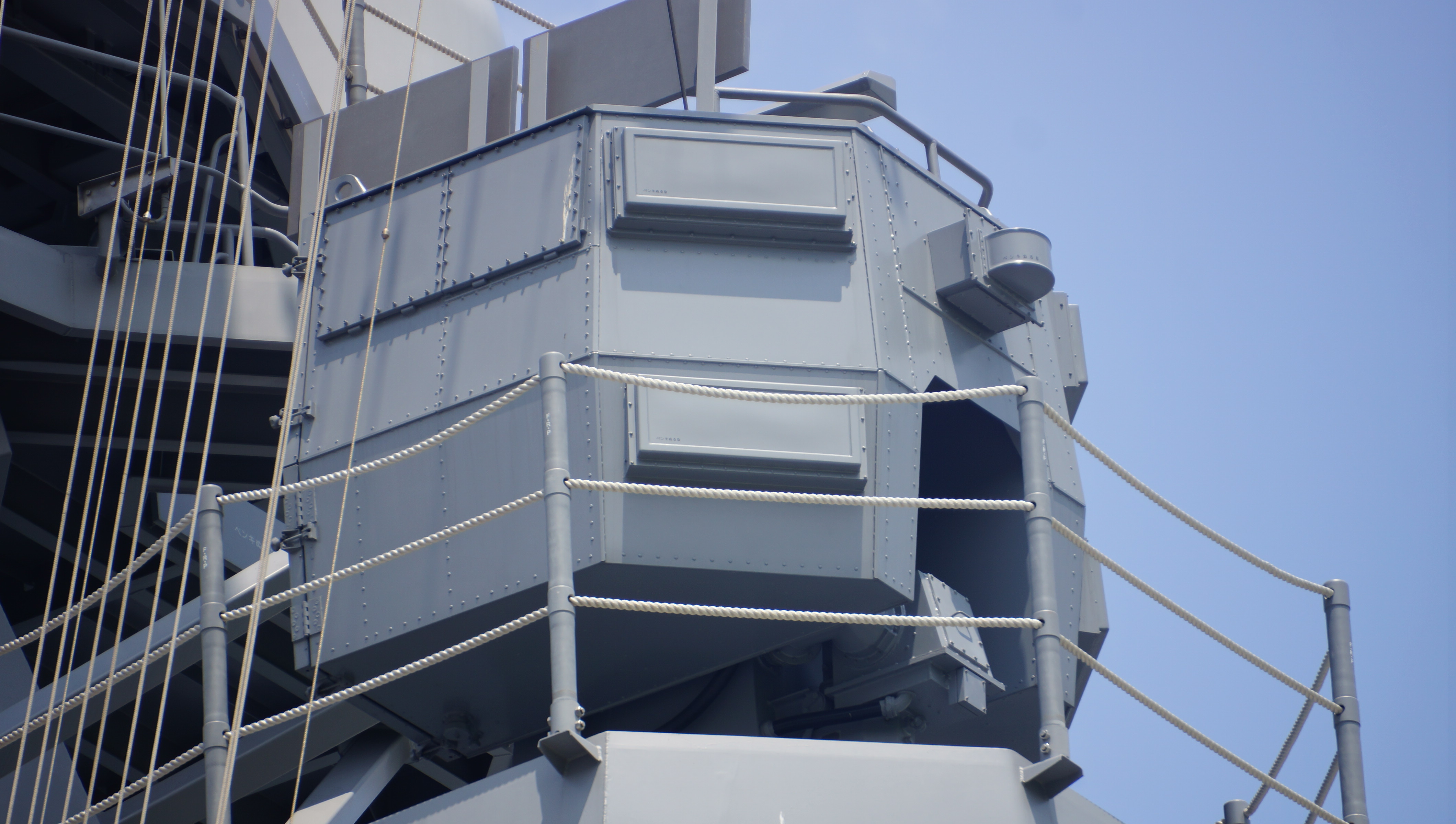 antenna(ECM) on board mast of JS Fuyuzuki(DD-118) at JMSDF Maizuru Naval Base July 27, 2014.jpg 日本語: 海上自衛隊　護衛艦ふゆづき（DD-115）　NOLQ-3D電子戦装置（ECM装置）。 14年7月27日　舞鶴基地にて。