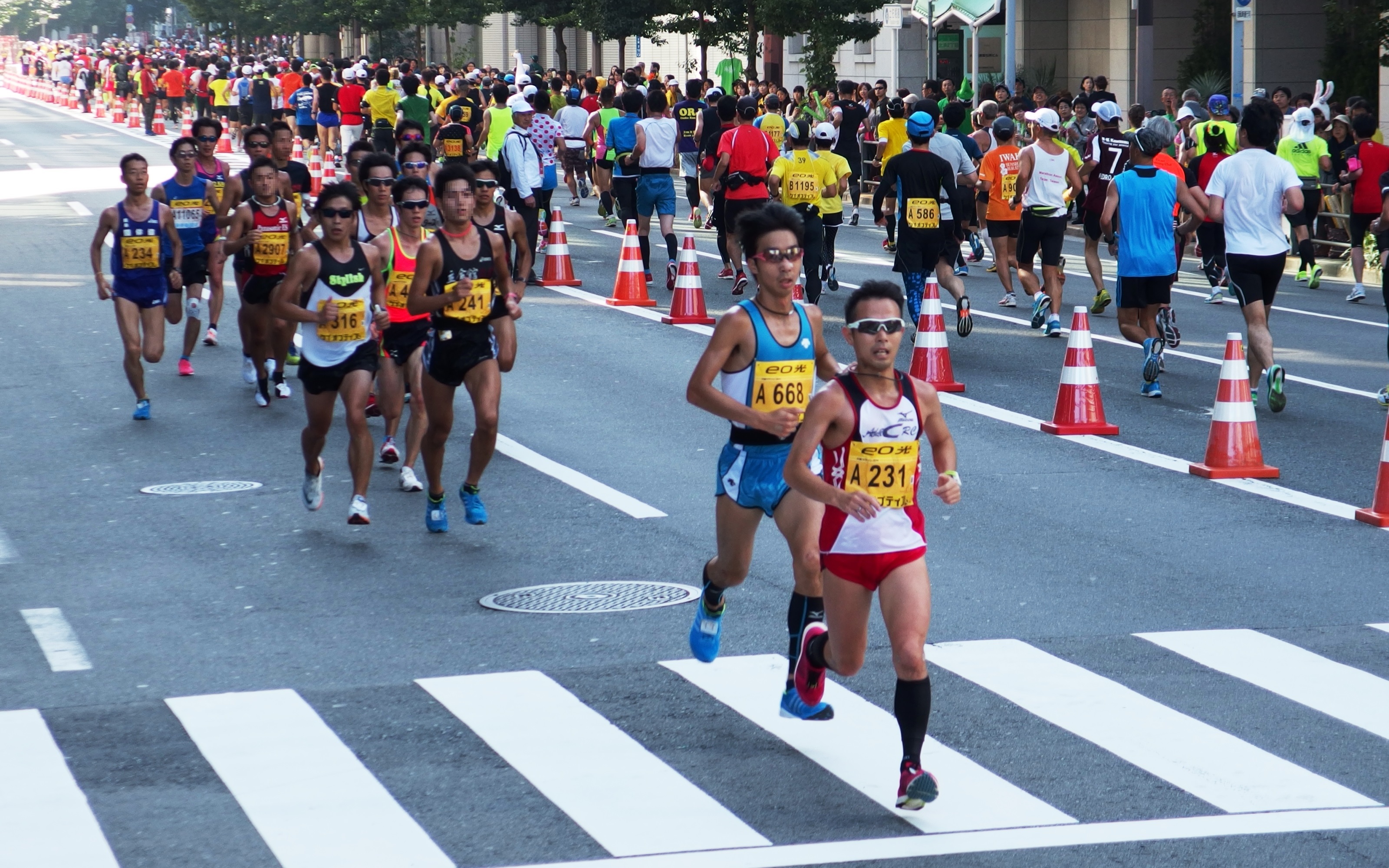 Забеги мир. Осака марафон. Марафонцы в Японии.