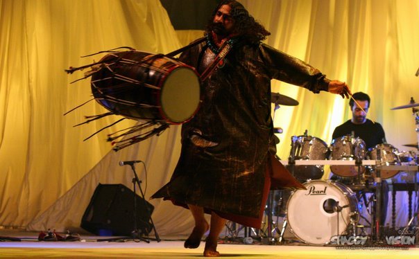 Arkivo:Overload Dhol Player.jpg