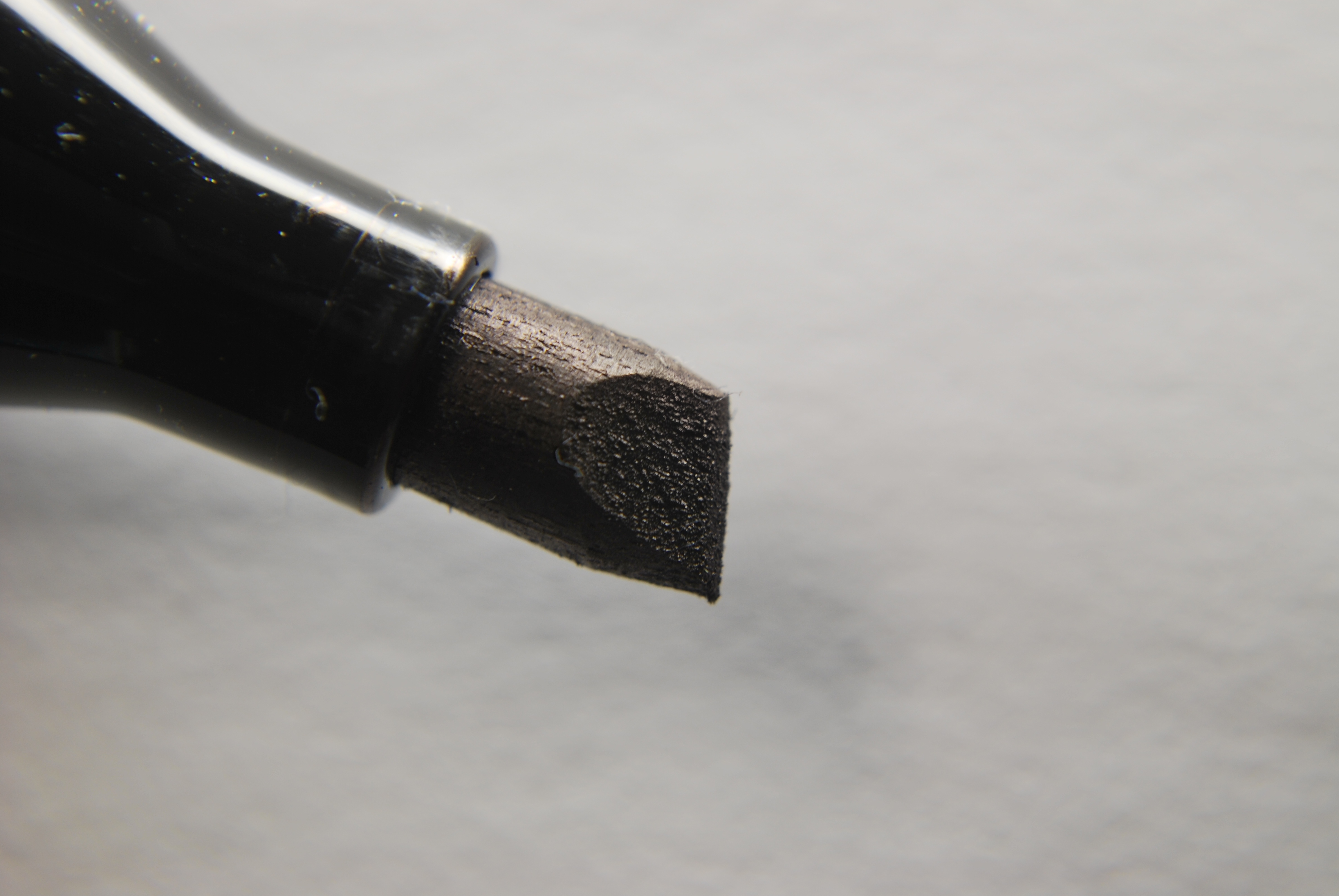 https://upload.wikimedia.org/wikipedia/commons/f/fc/Permanent_ink_marker_-_chisel_tip.jpg