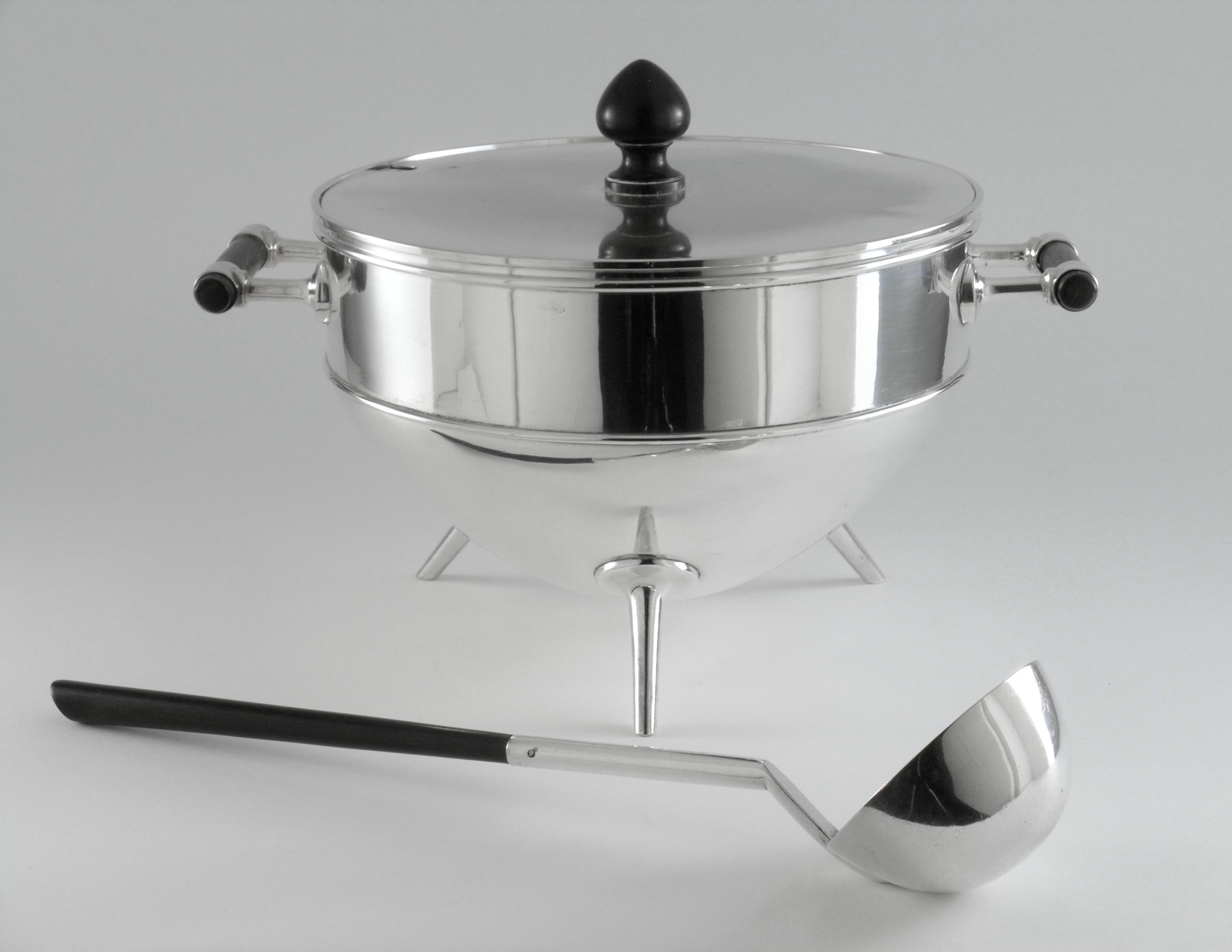 https://upload.wikimedia.org/wikipedia/commons/f/fc/Soup_Tureen_and_Ladle_LACMA_M.2000.89.1a-c.jpg