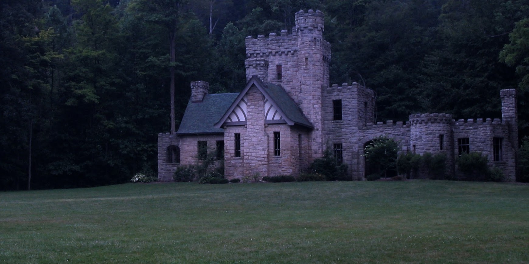 Замок с привидениями во франции люси. Замок Малахайд призраки. Willoughby Hills, Ohio замок. Малахайд замок привидение. Малахайд Ирландия.