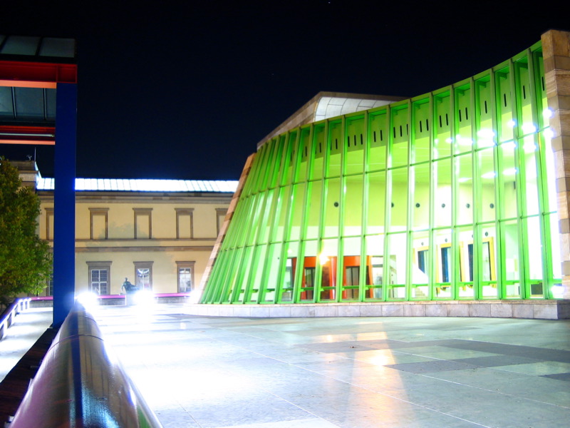 File:Staatsgalerie Stuttgart bei Nacht.jpg