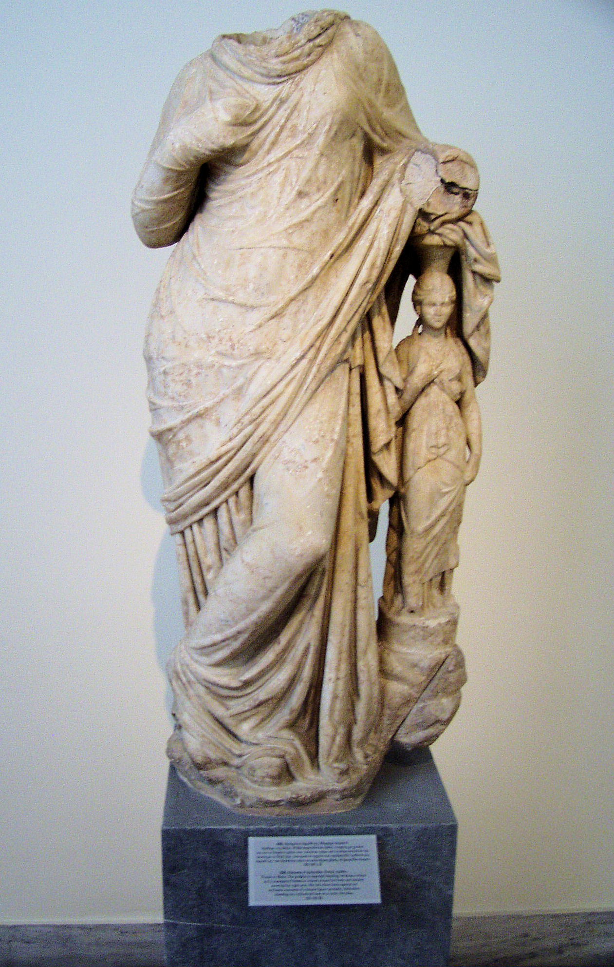 Statuette of Aphrodite NAMA 238 (DerHexer).JPG