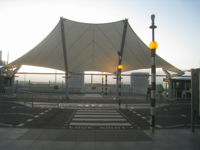 File:Terminal 5 drop off area - geograph.org.uk - 3211584.jpg