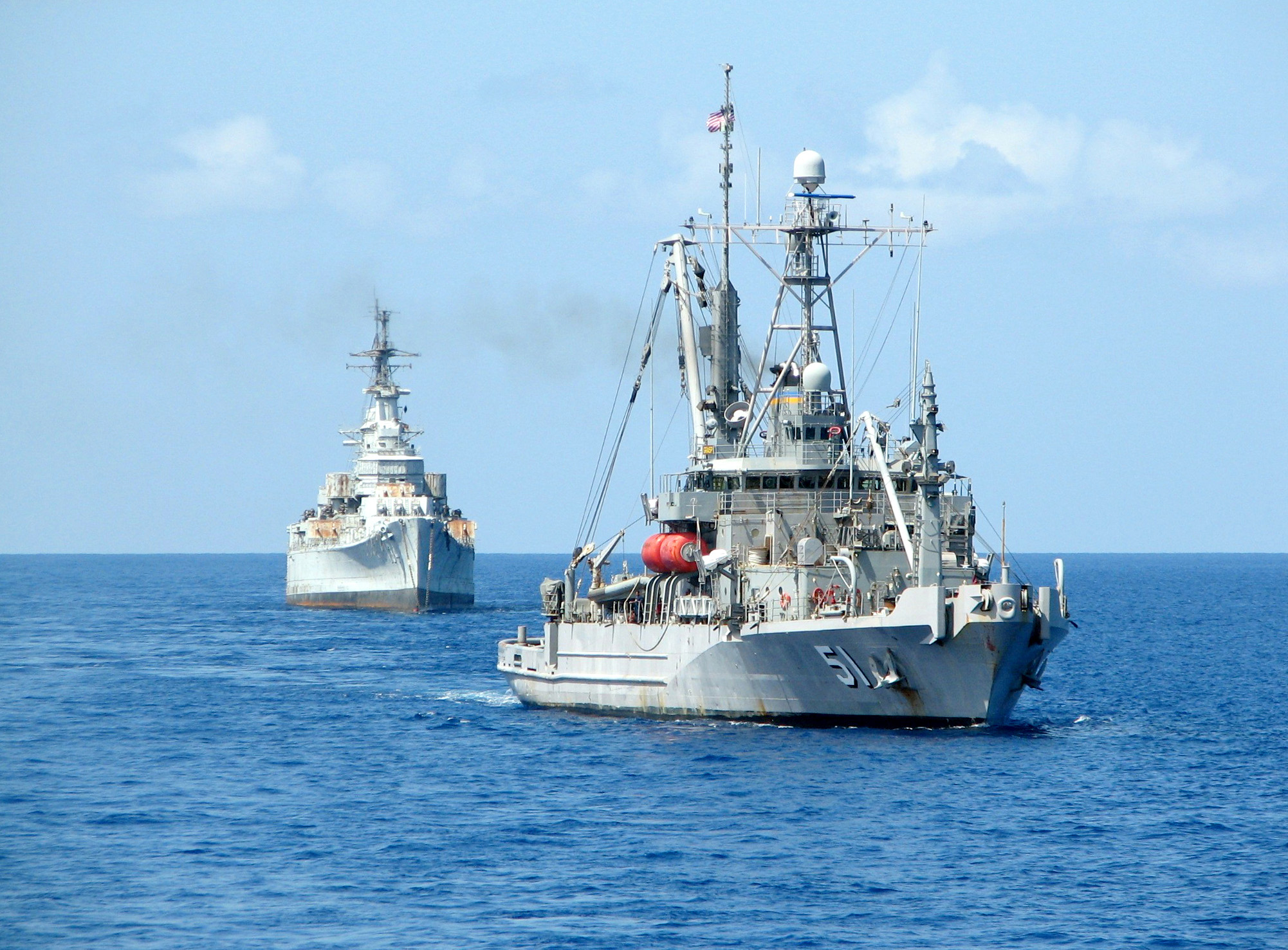 File:USNS Grasp (T-ARS-51) tows USS Des Moines (CA-134) to the