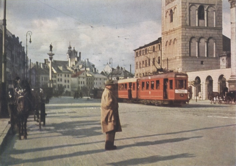 https://upload.wikimedia.org/wikipedia/commons/f/fc/Warsaw_1939_Krakowskie_Przedmiescie_photo.jpg
