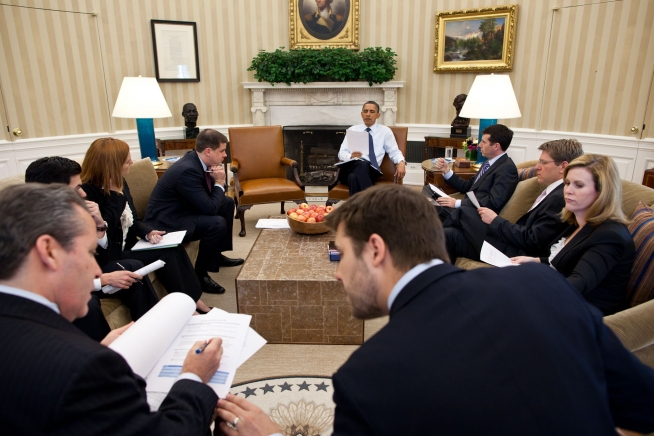 File:White House staff meeting in the Oval Office.JPG