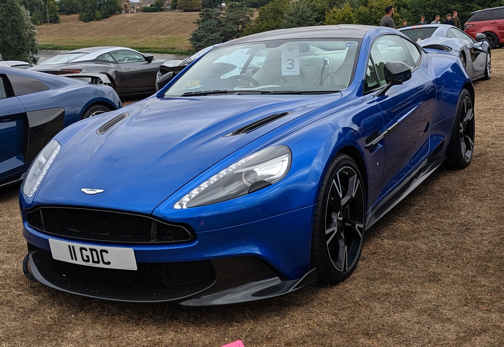 Aston Martin Vanquish розовый