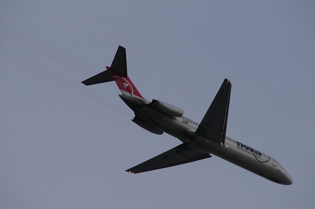 A DC-9 leaving MSP (354083593).jpg