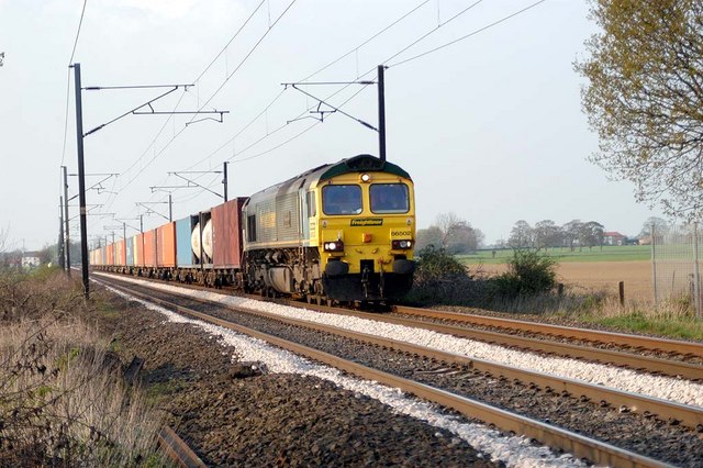 File:Approaching Train - geograph.org.uk - 312786.jpg