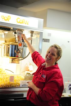 https://upload.wikimedia.org/wikipedia/commons/f/fd/Army_and_Air_Force_Exchange_Service_popcorn_making.jpg