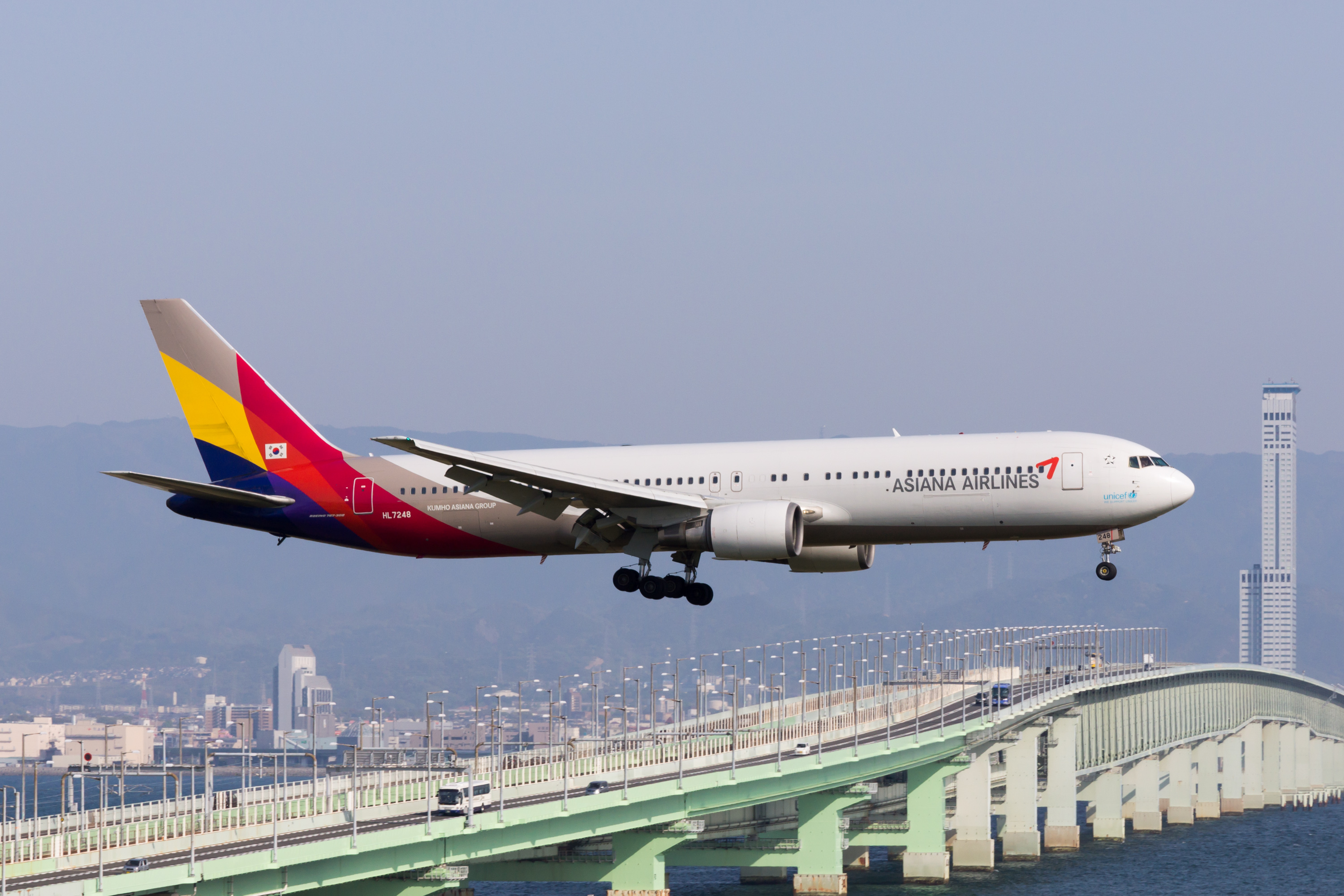 File:Asiana Airlines, OZ114, Boeing 767-38E, HL7248, Arrived from Seoul,  Kansai Airport (16567840033).jpg - Wikipedia