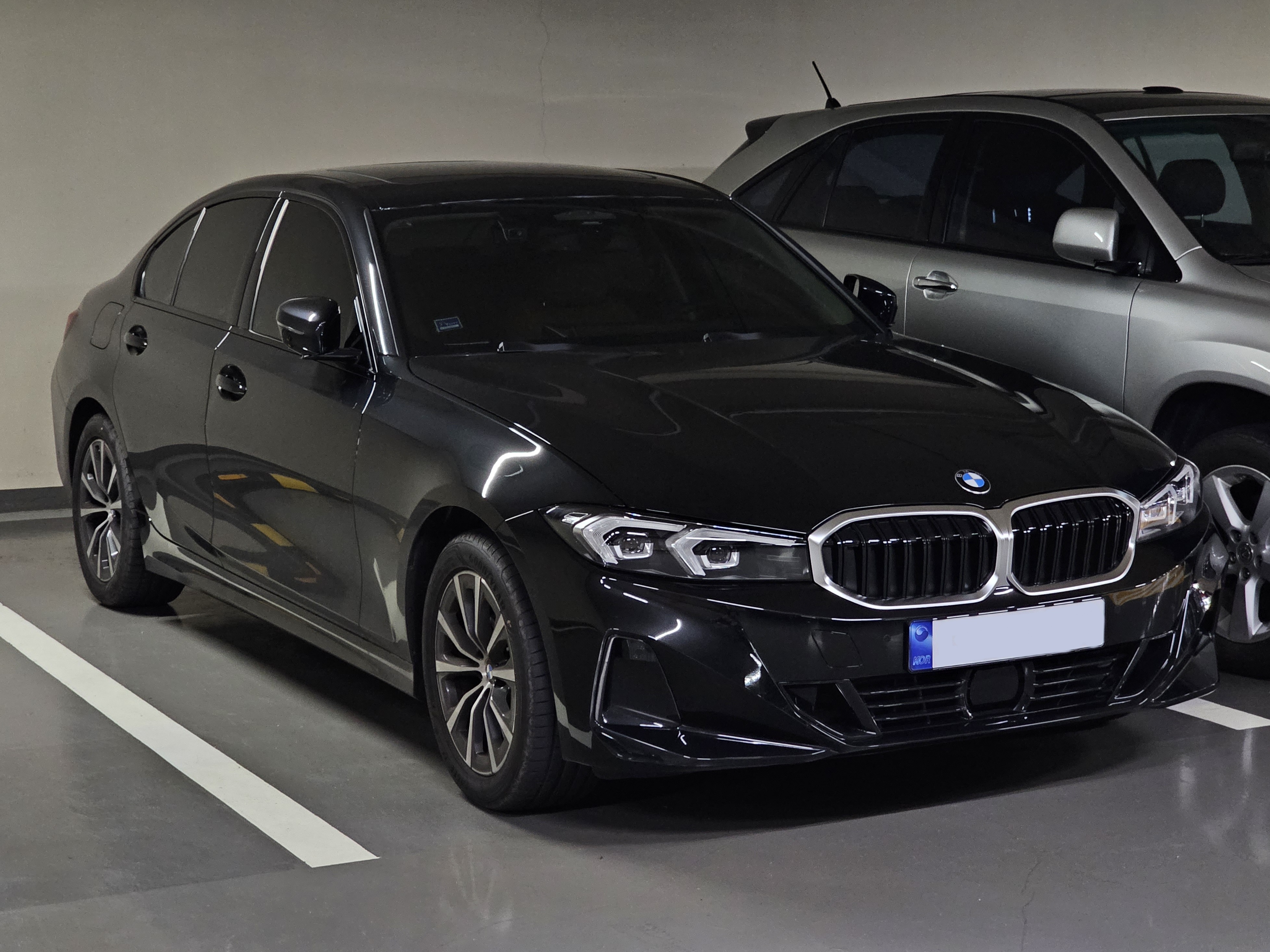 File:BMW G20 LCI 320i Black Sapphire Metallic (4).jpg - Wikimedia Commons