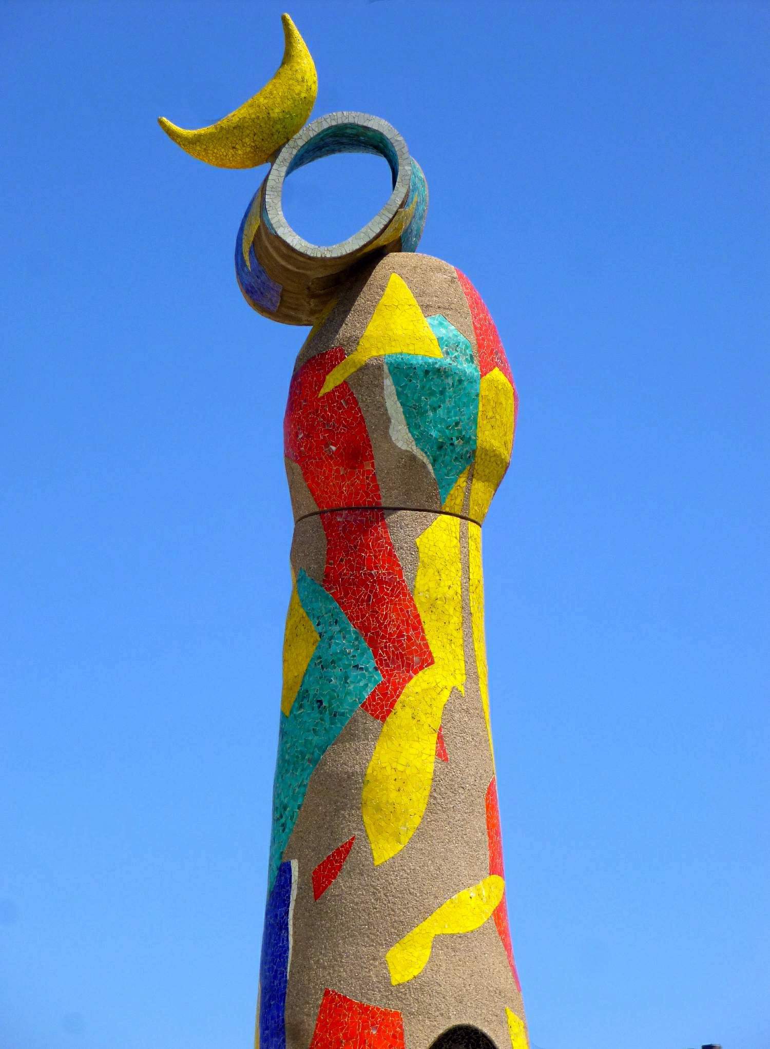 File:Barcelona - Parc de Joan Miró, escultura 'Dona i Ocell' 1.jpg -  Wikimedia Commons