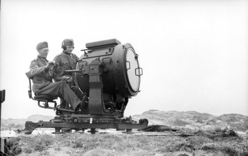 File:Bundesarchiv Bild 101I-113-0005-33A, Nordeuropa, Küstenbatterie, Scheinwerfer.jpg