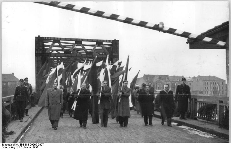 File:Bundesarchiv Bild 183-09609-0007, Abschlussprotokoll Oder-Neiße-Grenze.jpg