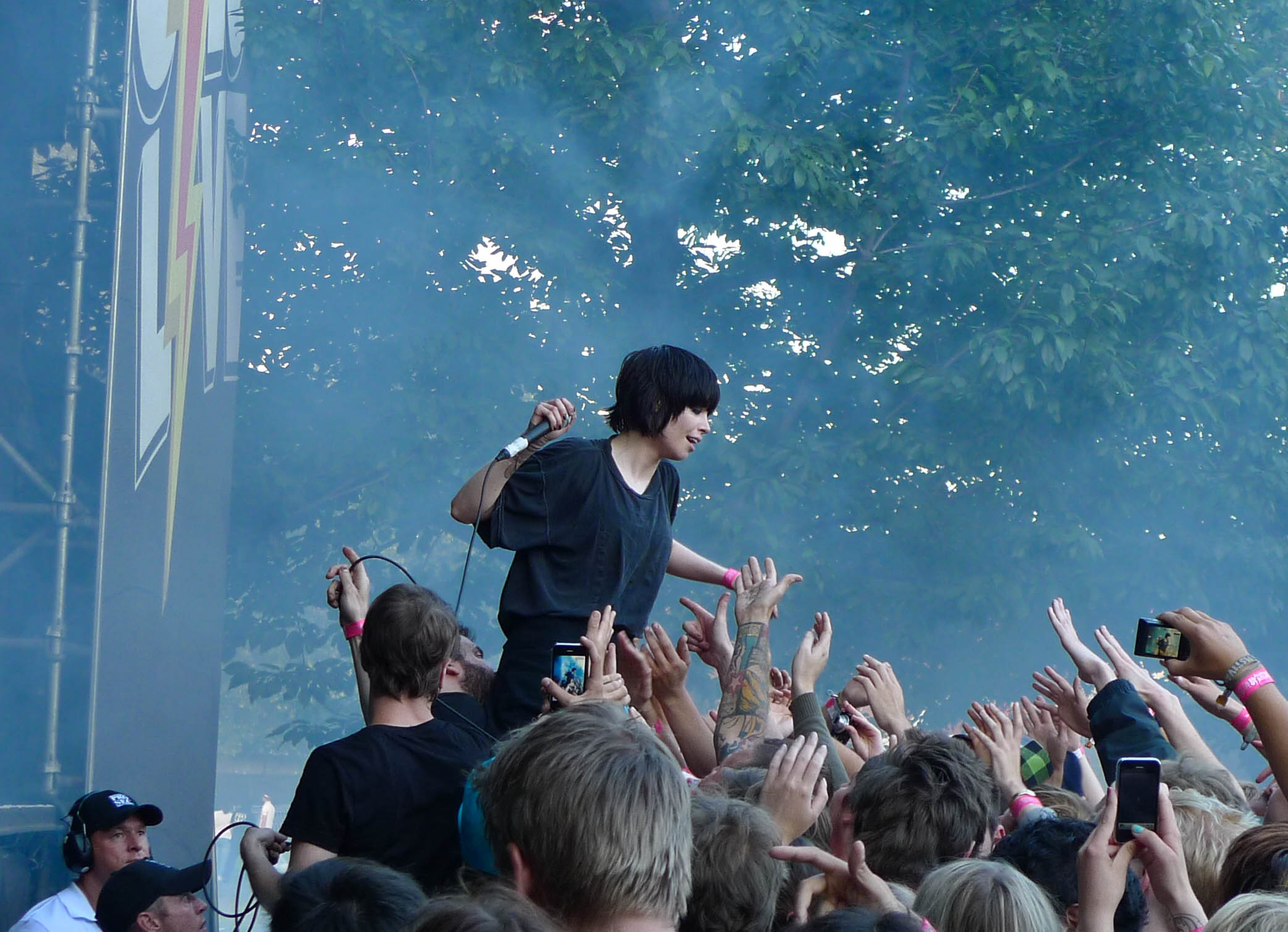 Castle live. Crystal Castles Live. Выступление Crystal Castles в Осло в 2010 году.