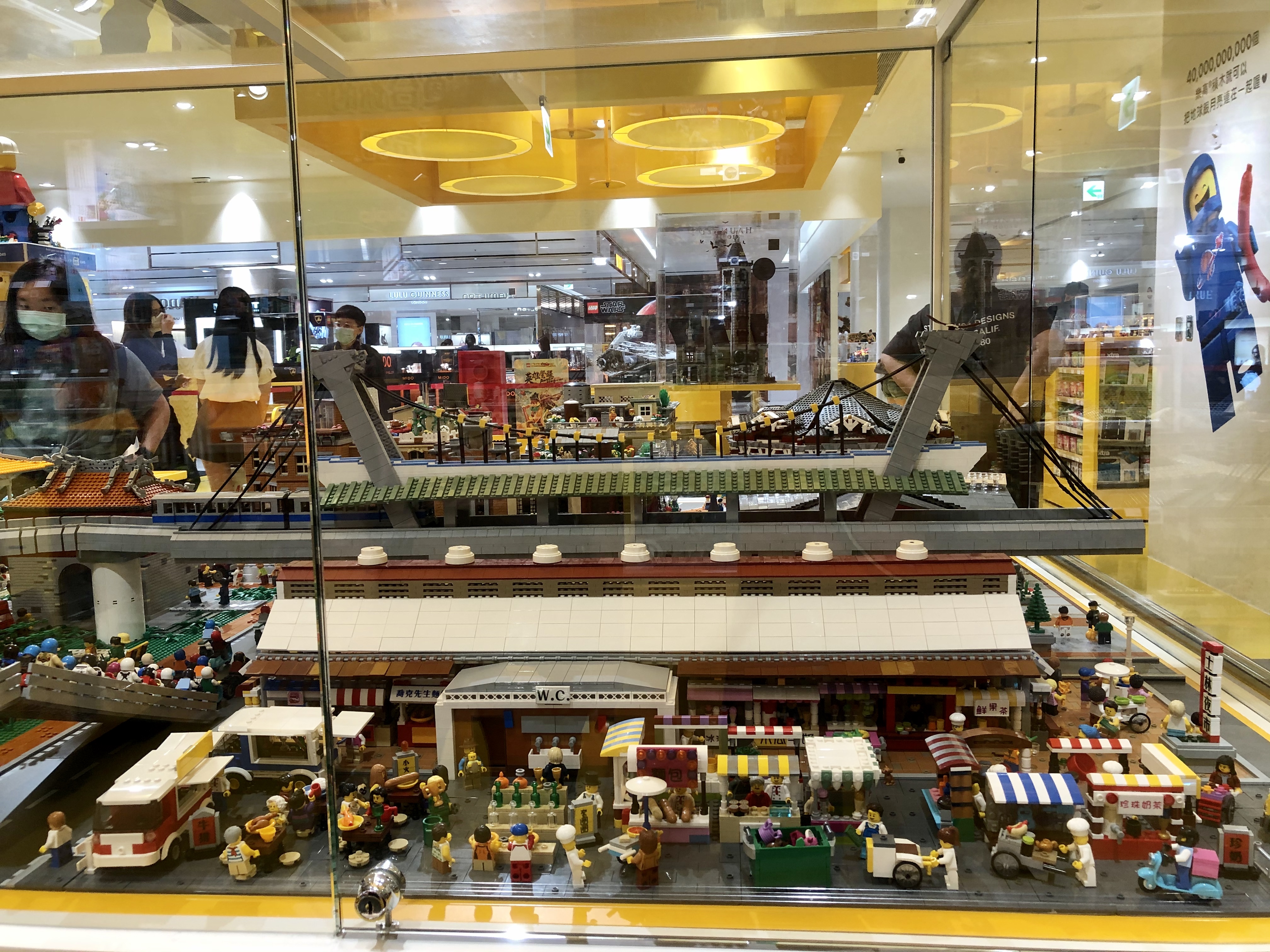 File:Exhibition in Lego Store Taipei-5.jpg - Wikimedia Commons