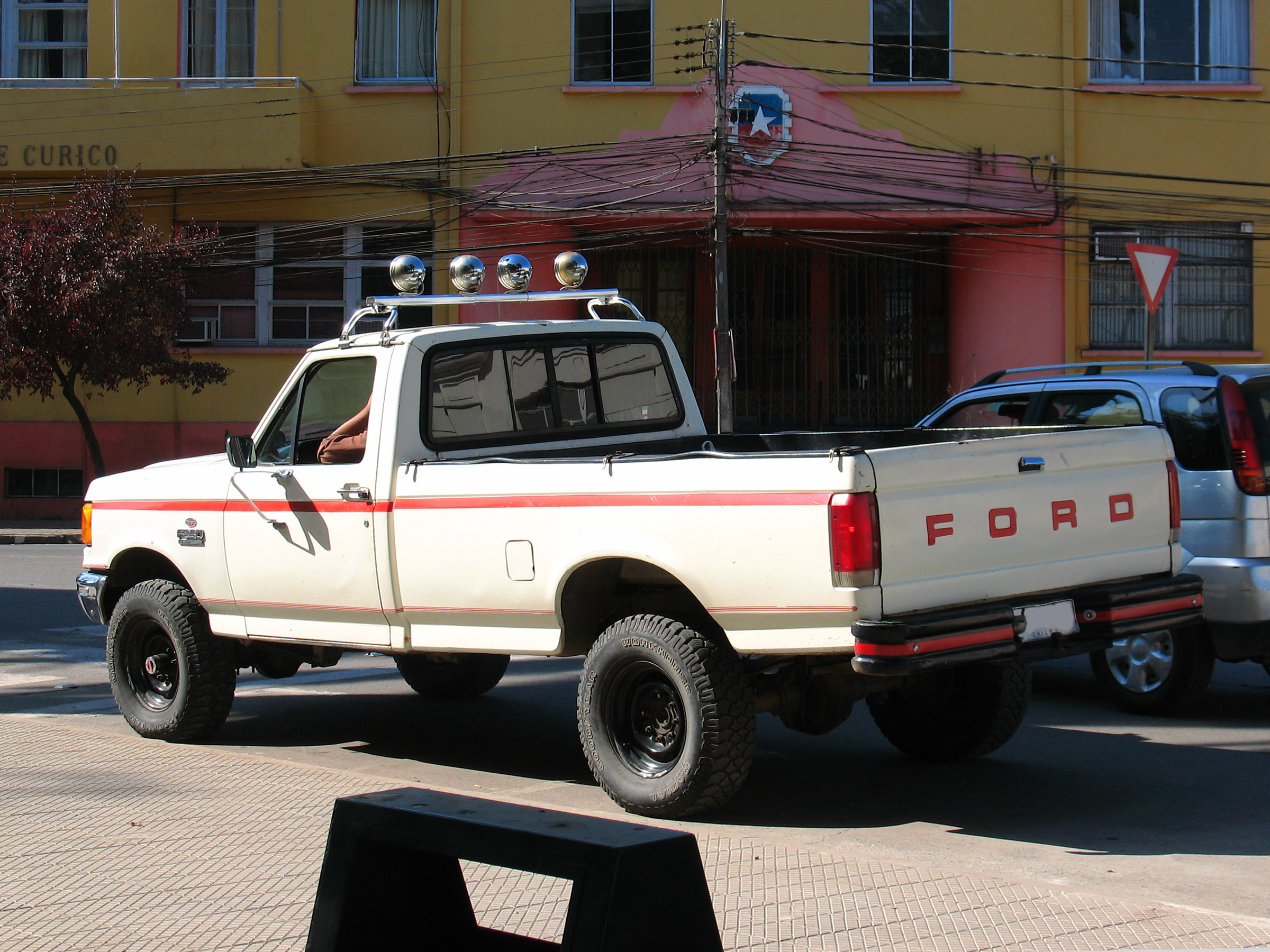 File:Ford F-250 Custom 4x4 1989 (15161735945).jpg - Wikimedia Commons