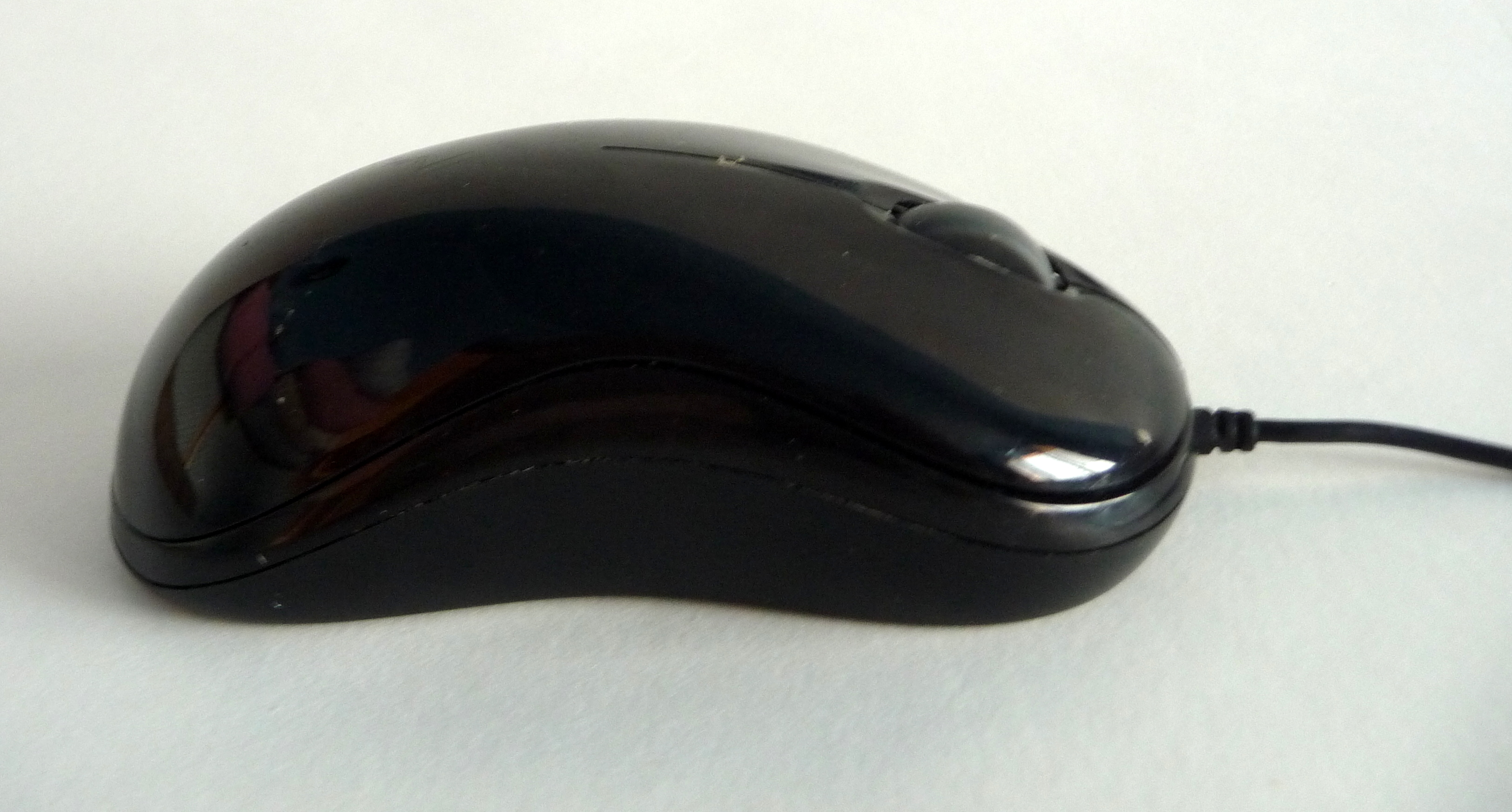 File:Gigabyte optical mouse GM-M5050 (2).jpg - Wikimedia Commons